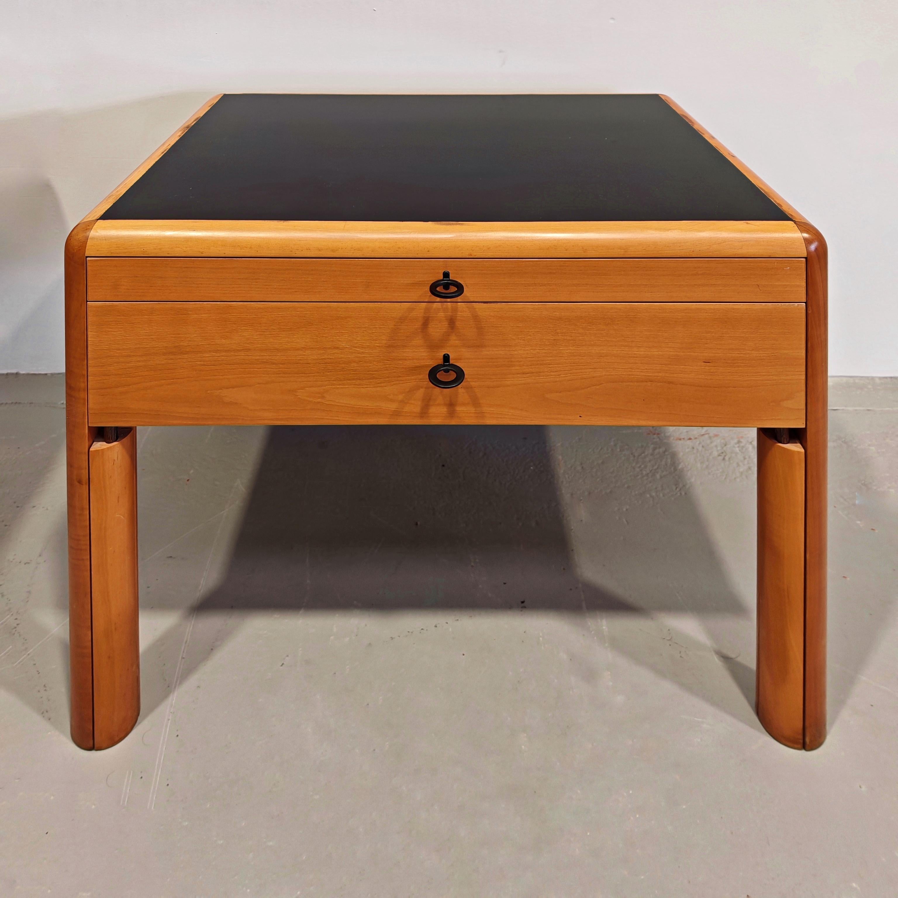 Italienisches Design 70er 80er Jahre Nachttische aus Holz hergestellt von Bernini (Sonstiges) im Angebot
