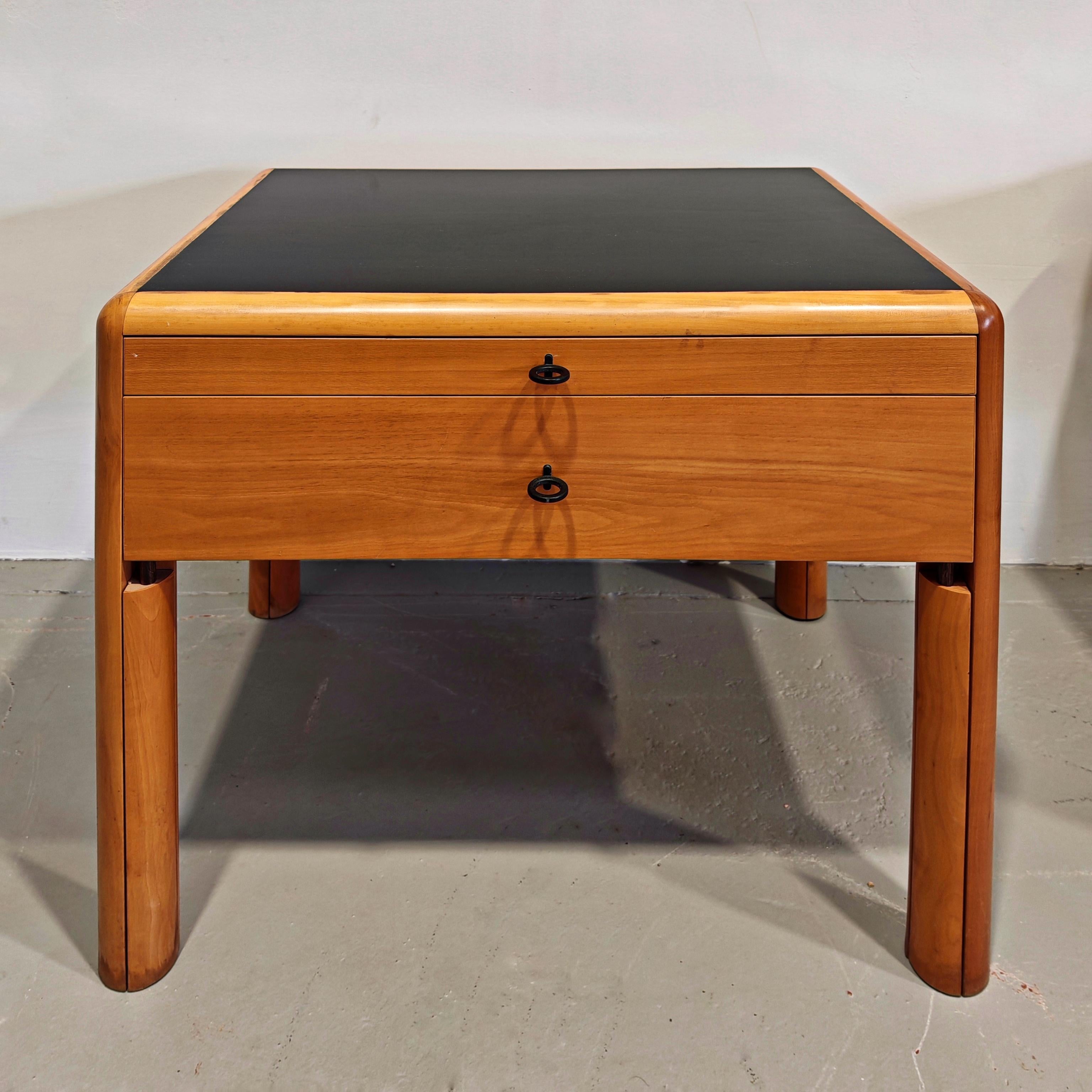 Italienisches Design 70er 80er Jahre Nachttische aus Holz hergestellt von Bernini im Zustand „Hervorragend“ im Angebot in Milano, MI