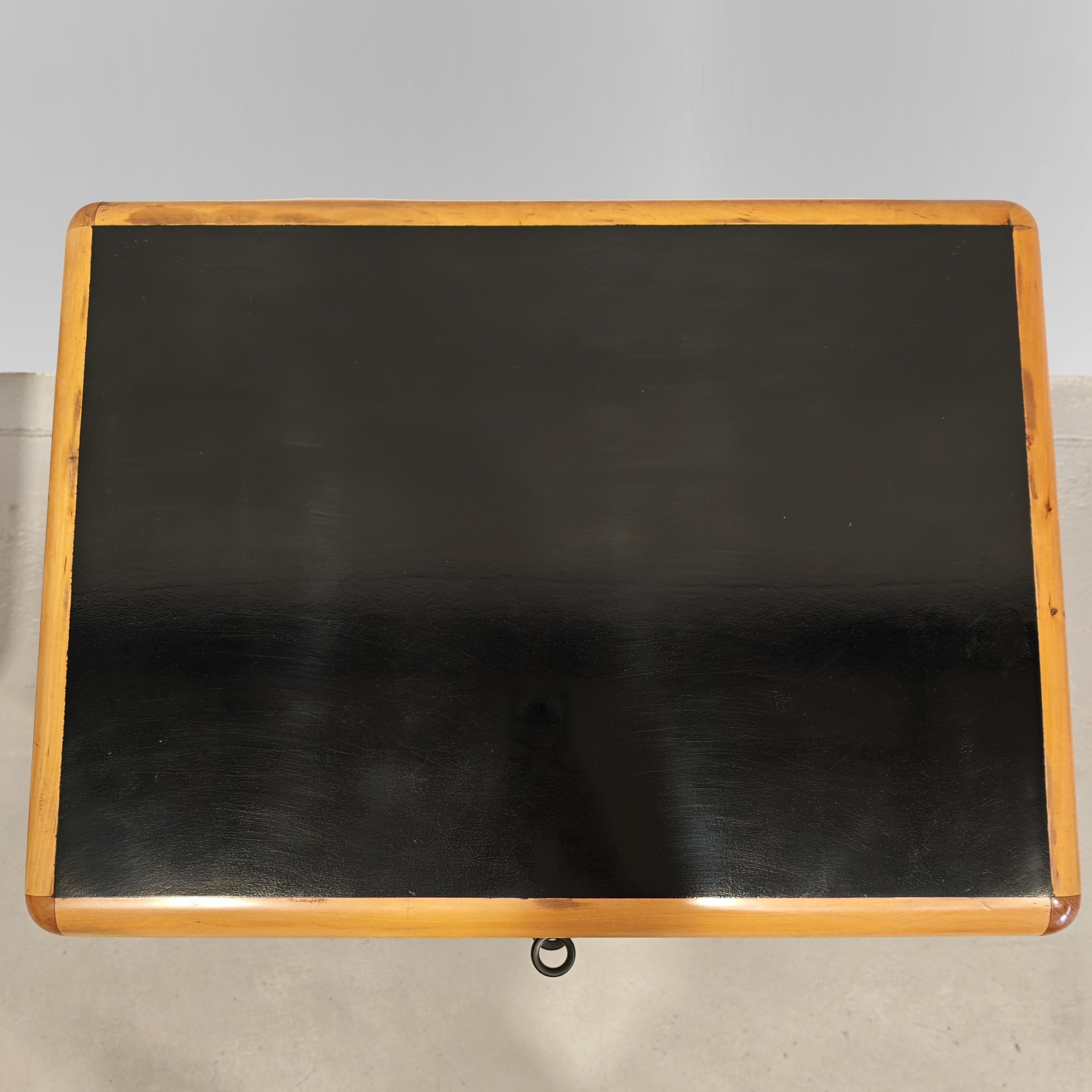 Italienisches Design 70er 80er Jahre Nachttische aus Holz hergestellt von Bernini (20th Century) im Angebot