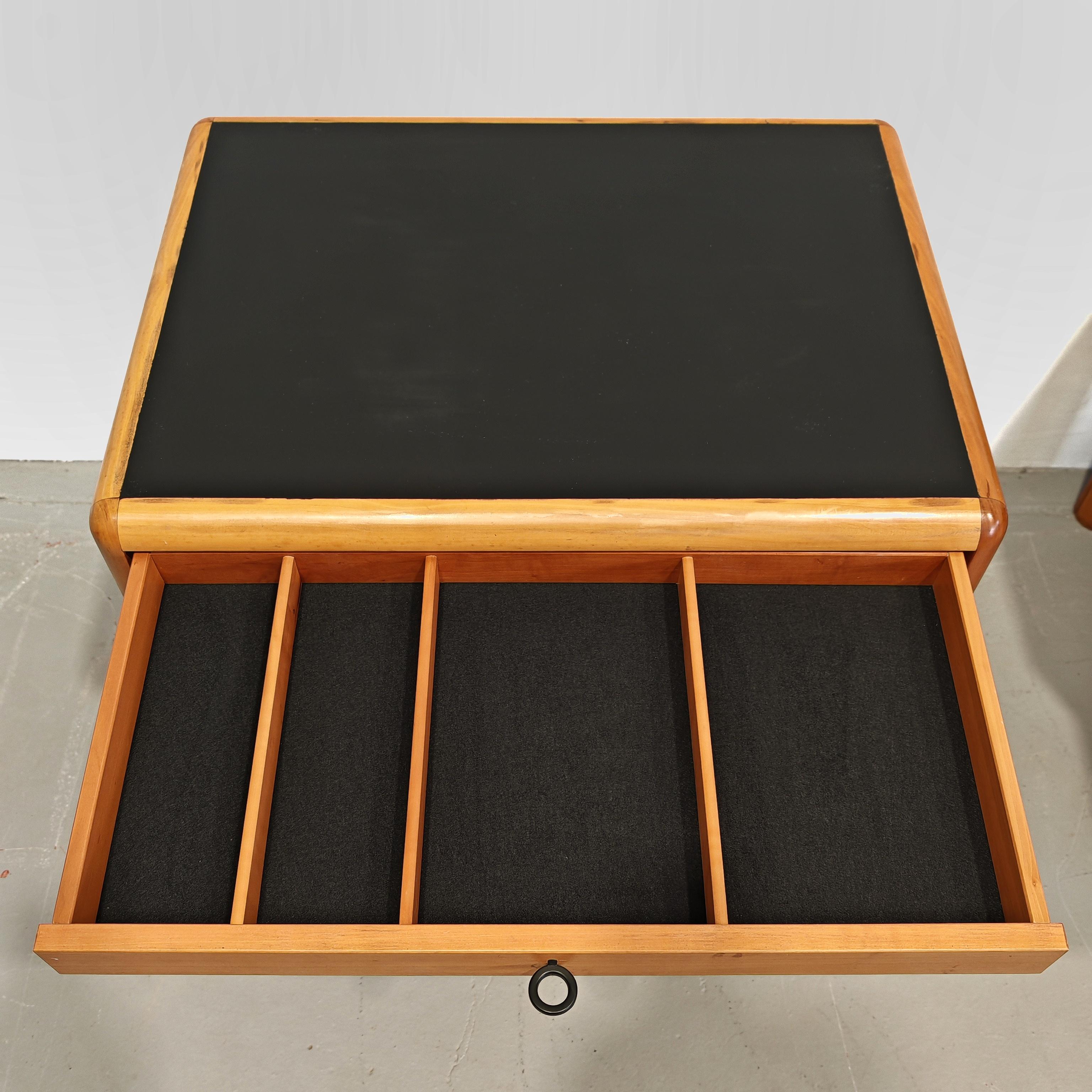 Italienisches Design 70er 80er Jahre Nachttische aus Holz hergestellt von Bernini im Angebot 2