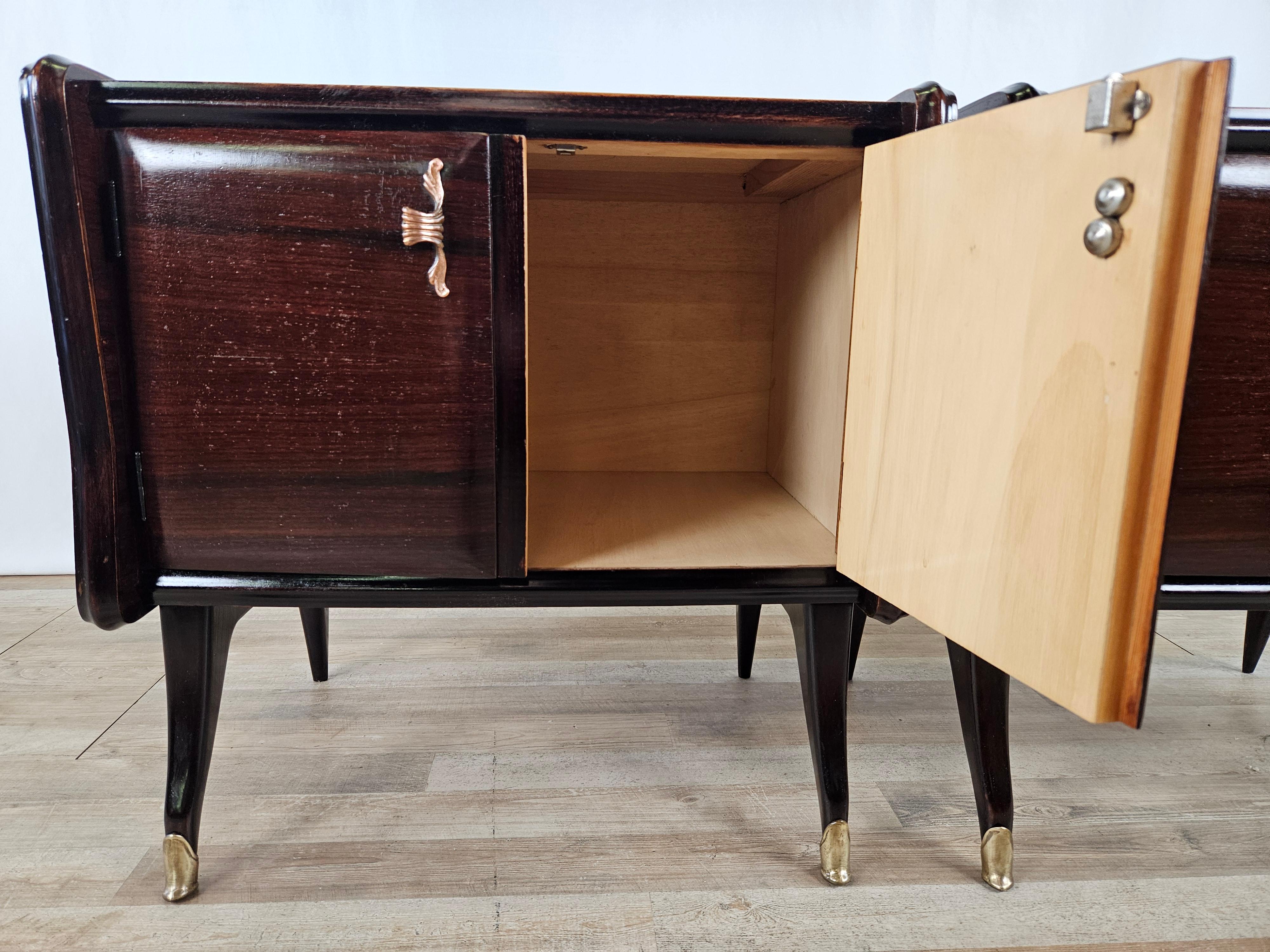 Comodini in mogano con piano in vetro bordeaux anni '50 For Sale 12