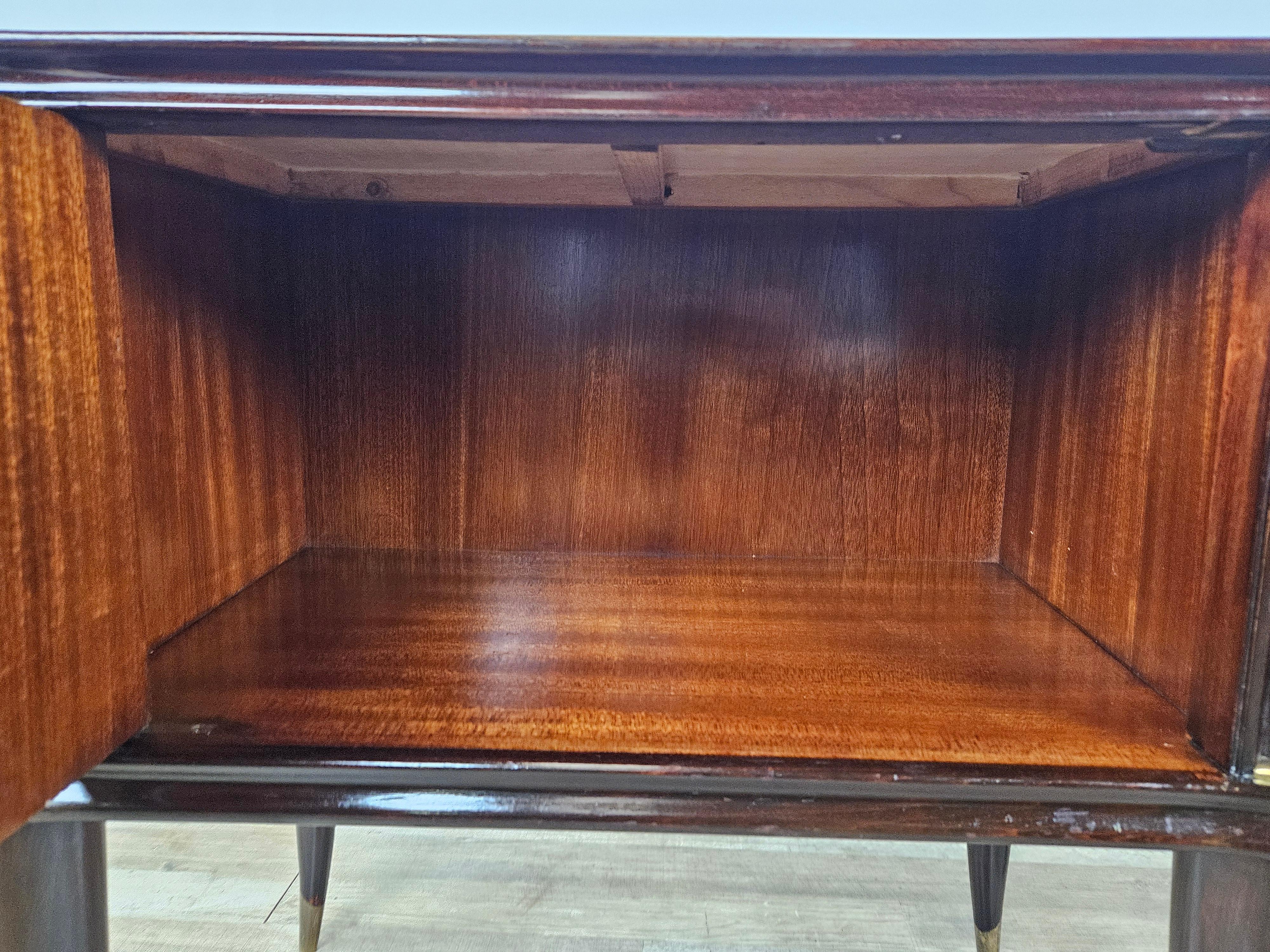 Mahogany and rosewood bedside tables with glass top 1950s For Sale 11