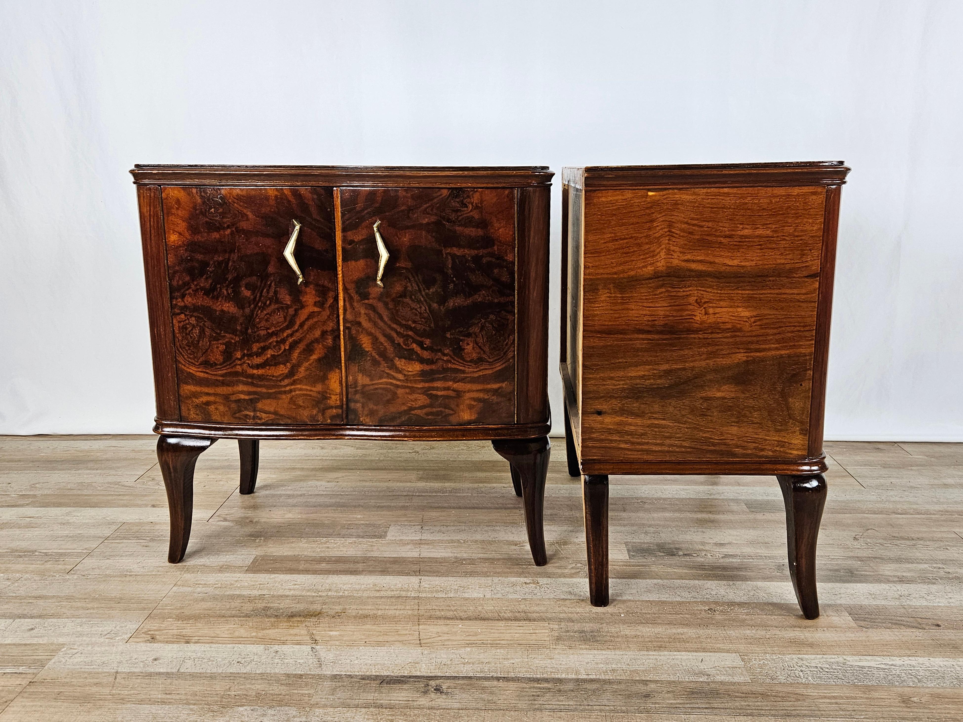 Walnut bedside tables 1950s with brass handles and moved legs 20th century In Good Condition For Sale In Premariacco, IT