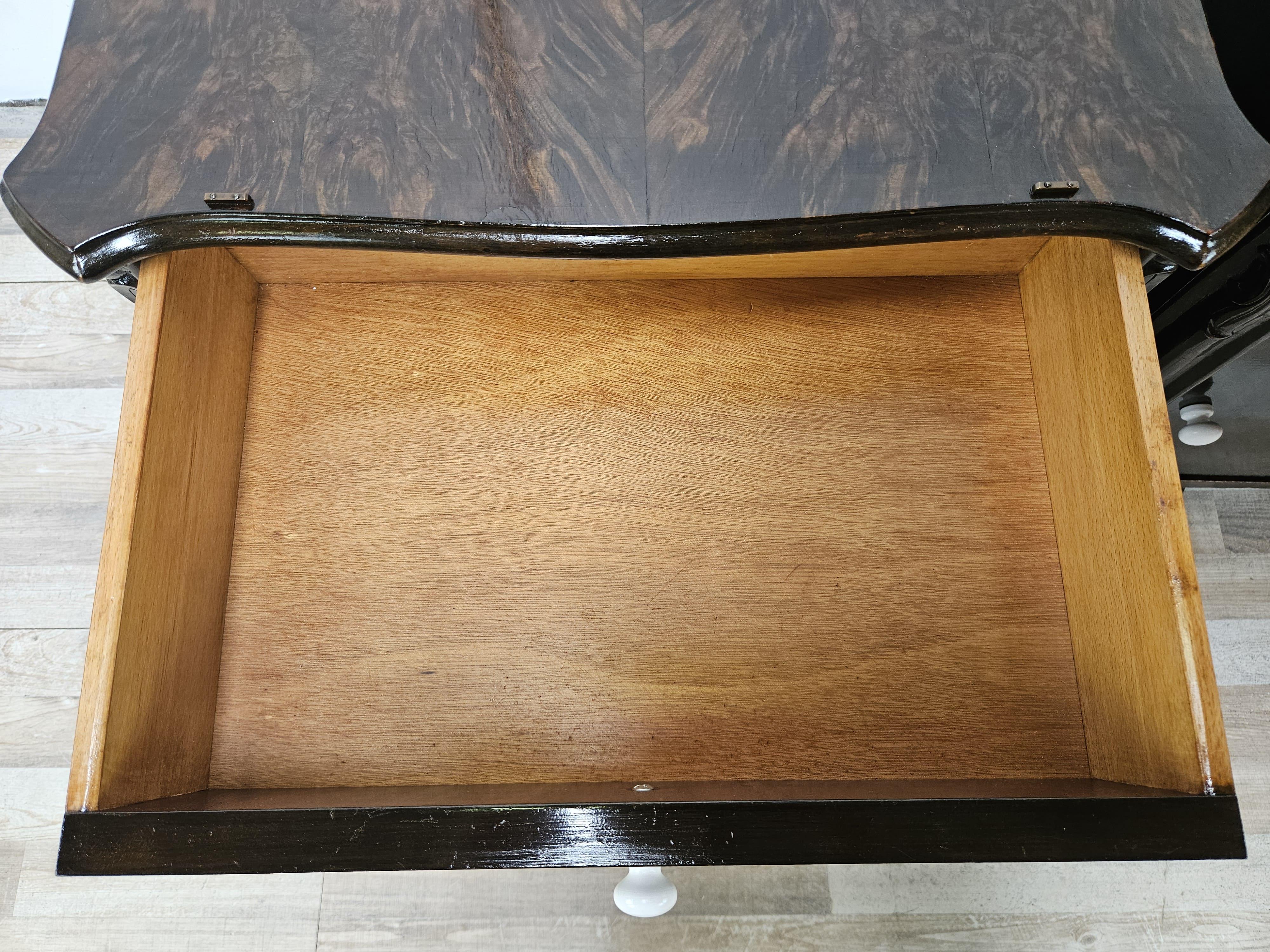 Art Deco period walnut bedside tables with drawer and door 20th century For Sale 8
