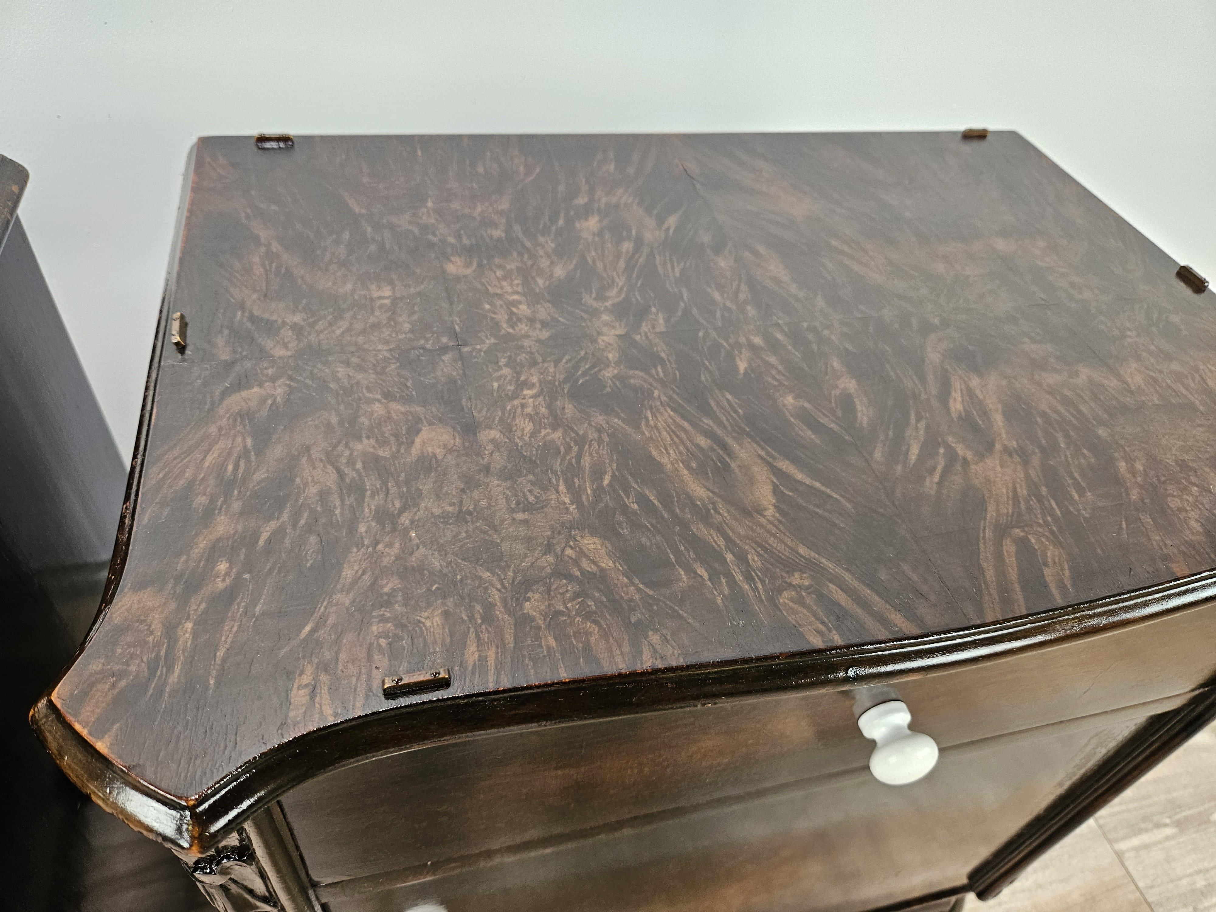 Art Deco period walnut bedside tables with drawer and door 20th century For Sale 1