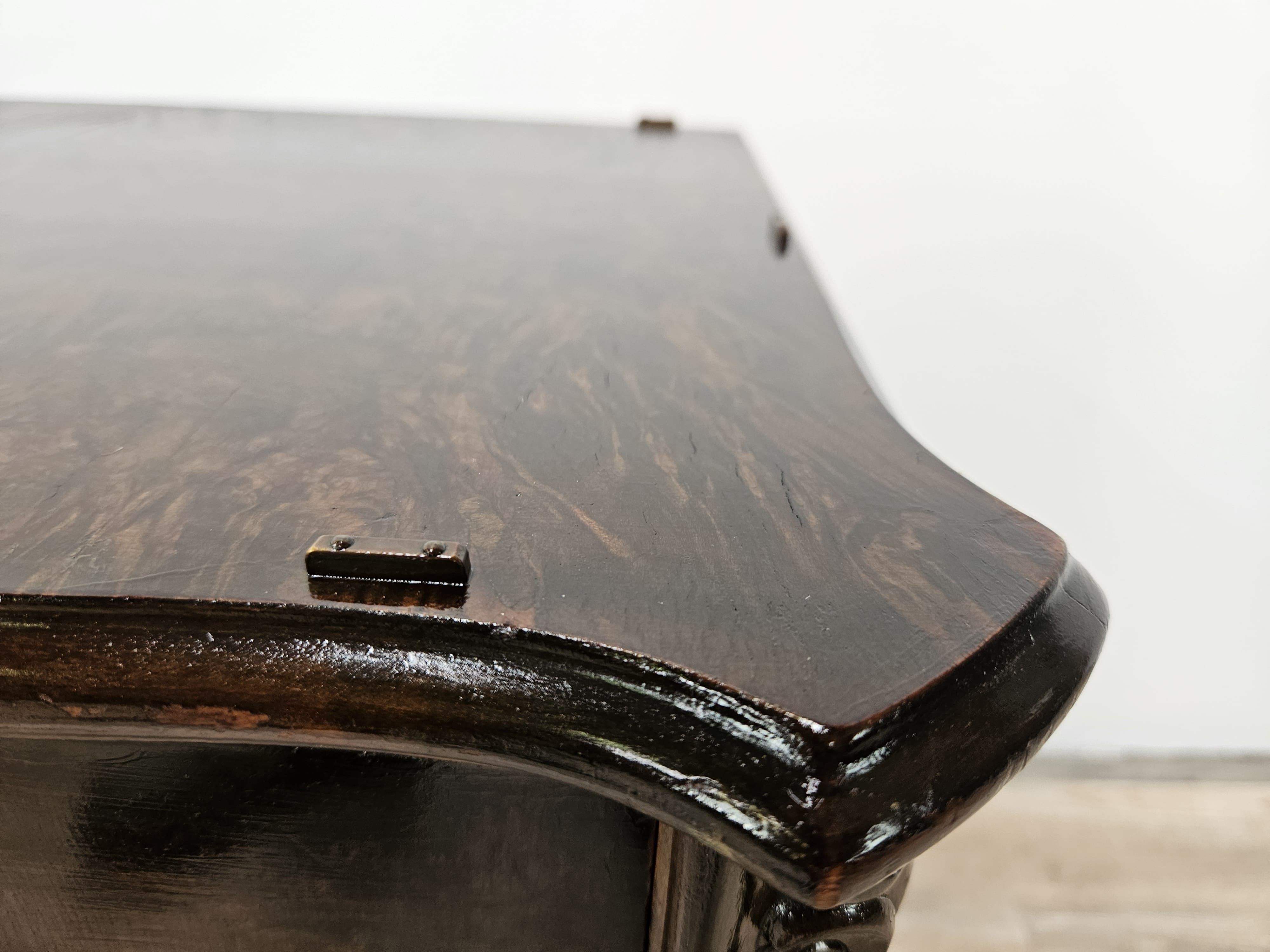 Art Deco period walnut bedside tables with drawer and door 20th century For Sale 2