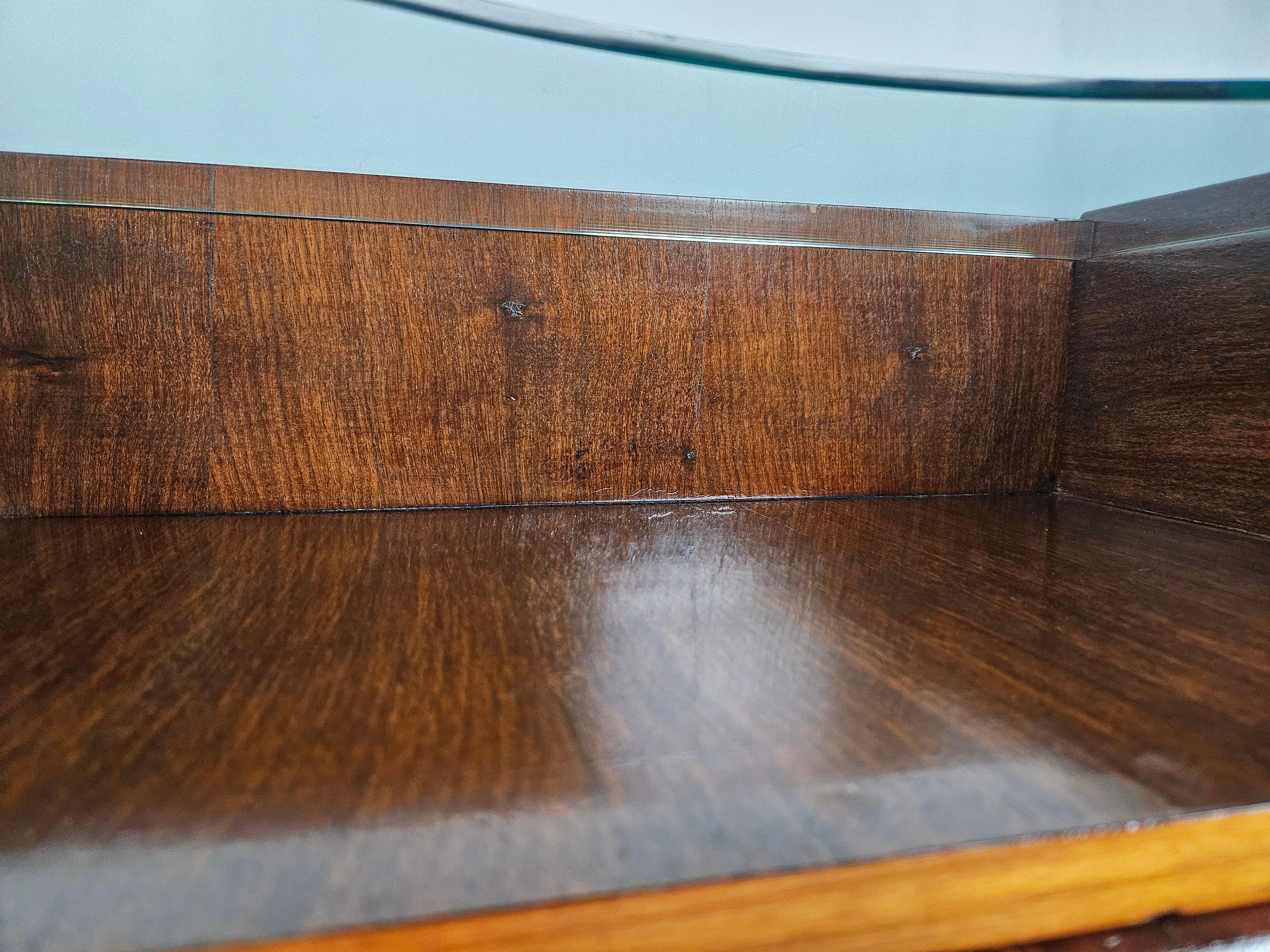 Walnut and maple bedside tables with glass top For Sale 3
