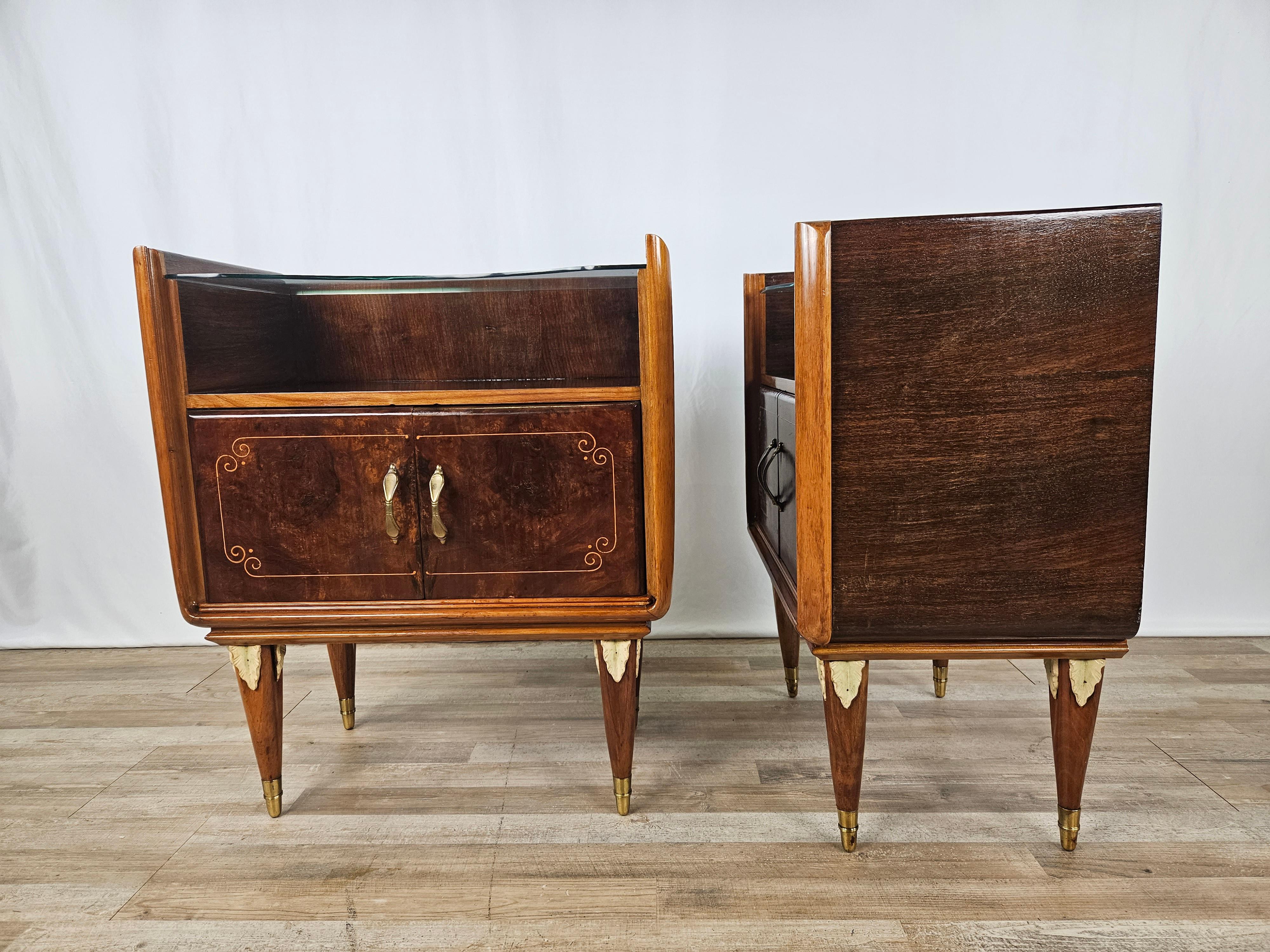 Walnut and maple bedside tables with glass top In Good Condition For Sale In Premariacco, IT