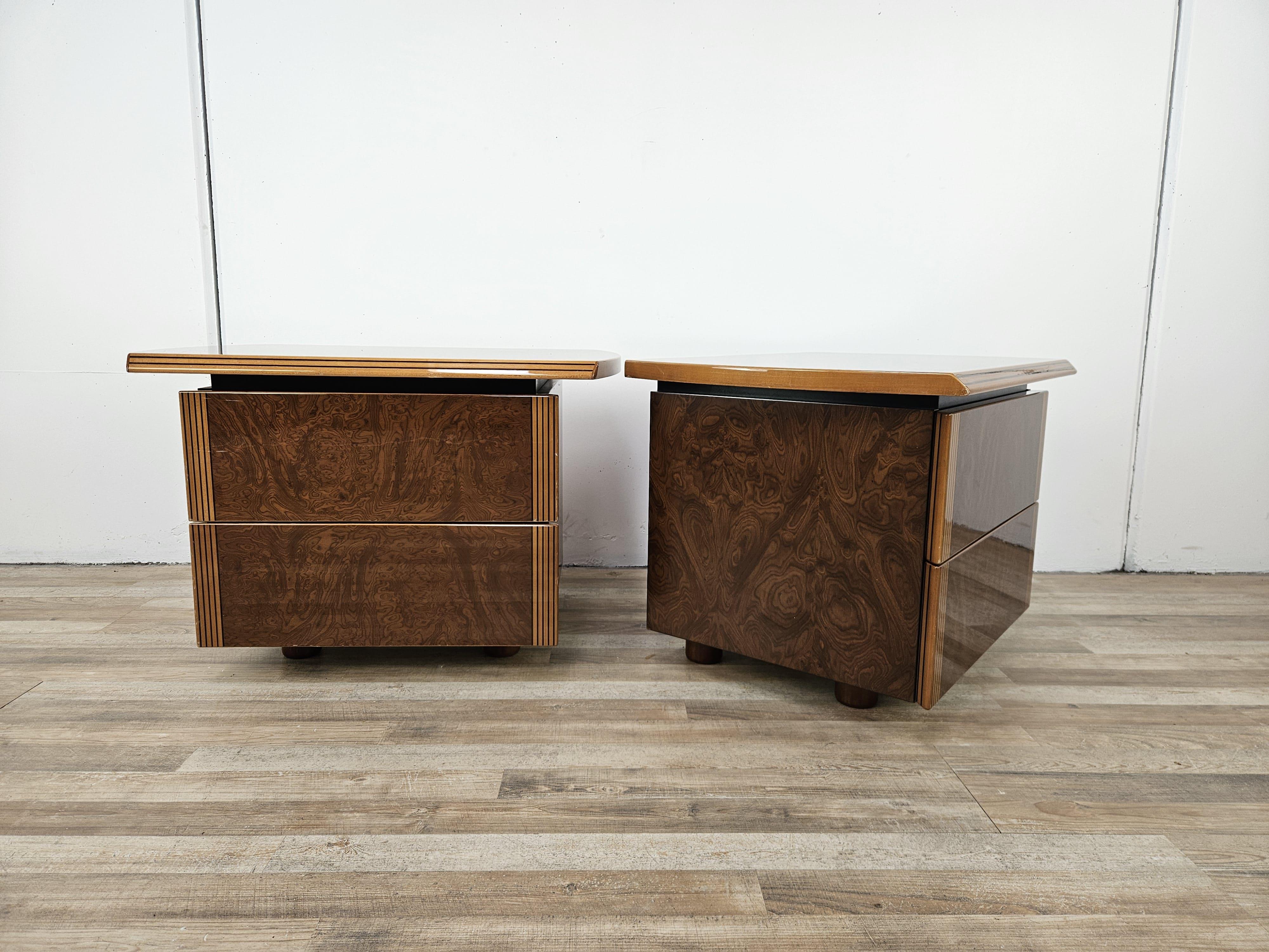 Coppia di comodini anni '80 in legno di noce e compensato, di ottima qualità e manifattura.

Lo stile e il design richiamano molto la serie Artona di Afra e Tobia Scarpa.

Normali segni d'usura dovuti dall'età e dall'utilizzo, i piedi sono nuovi.