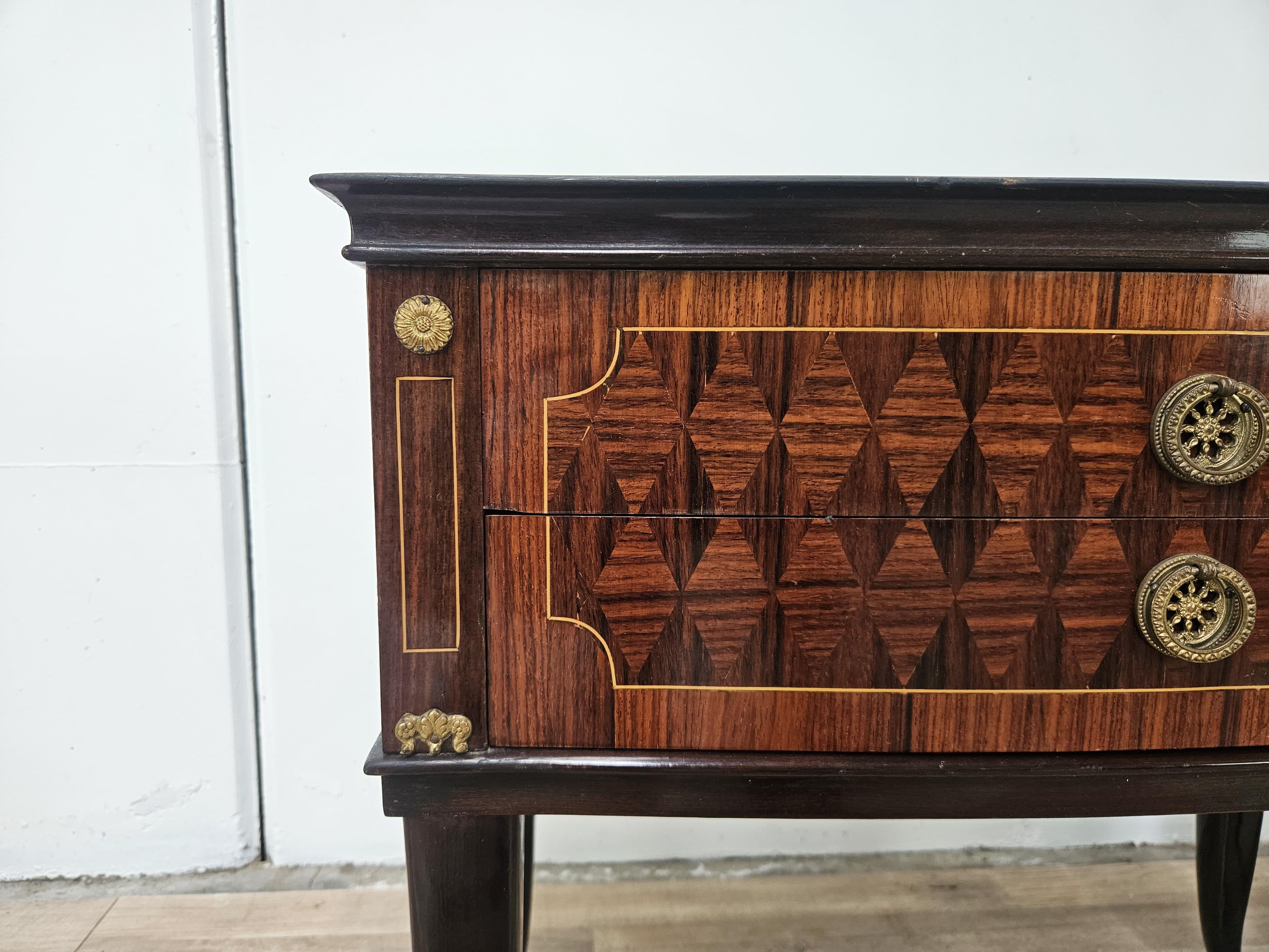 Italian mahogany and worked glass bedside tables with brass friezes, 1950s For Sale 3
