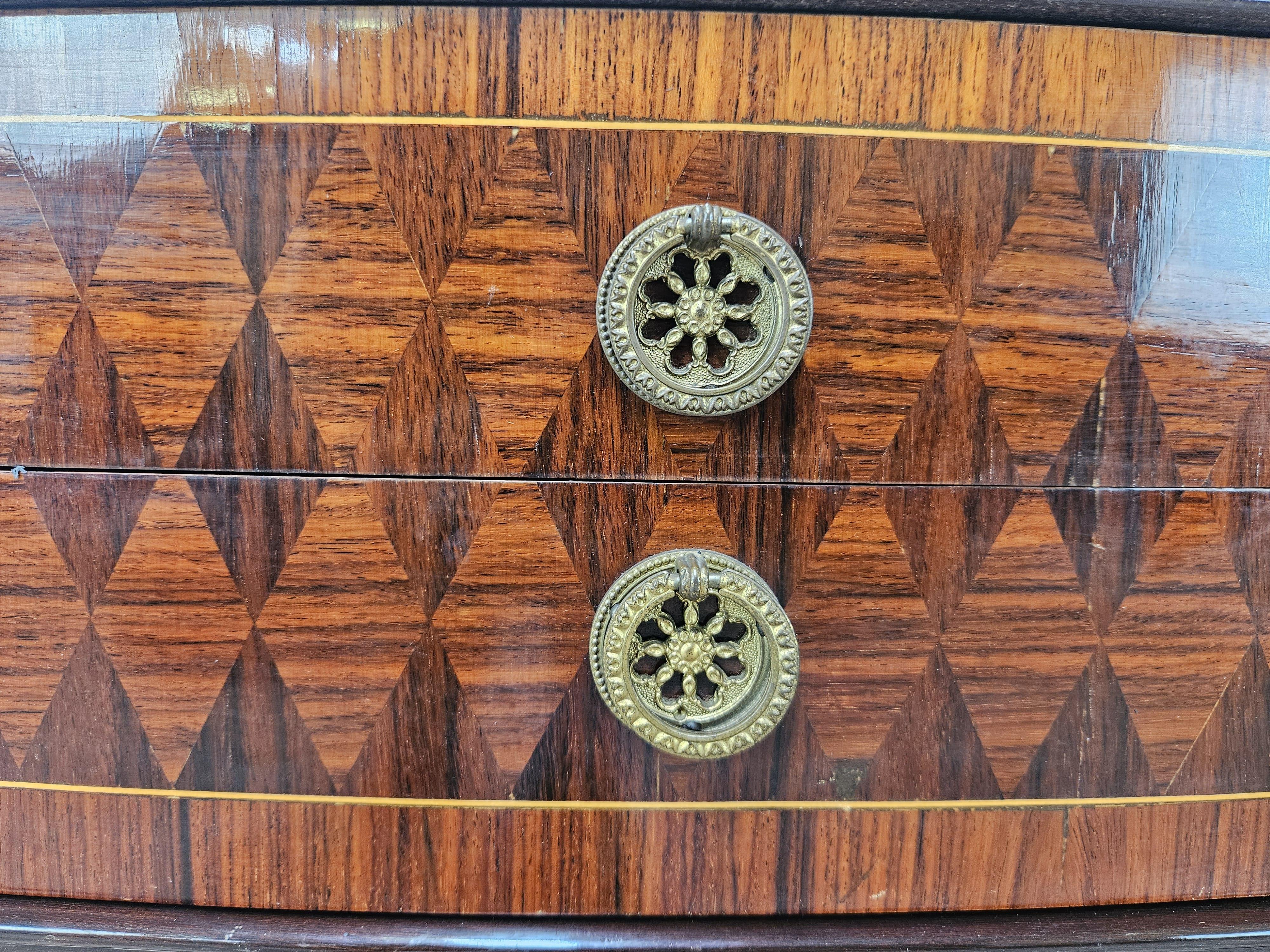 Italian mahogany and worked glass bedside tables with brass friezes, 1950s For Sale 4