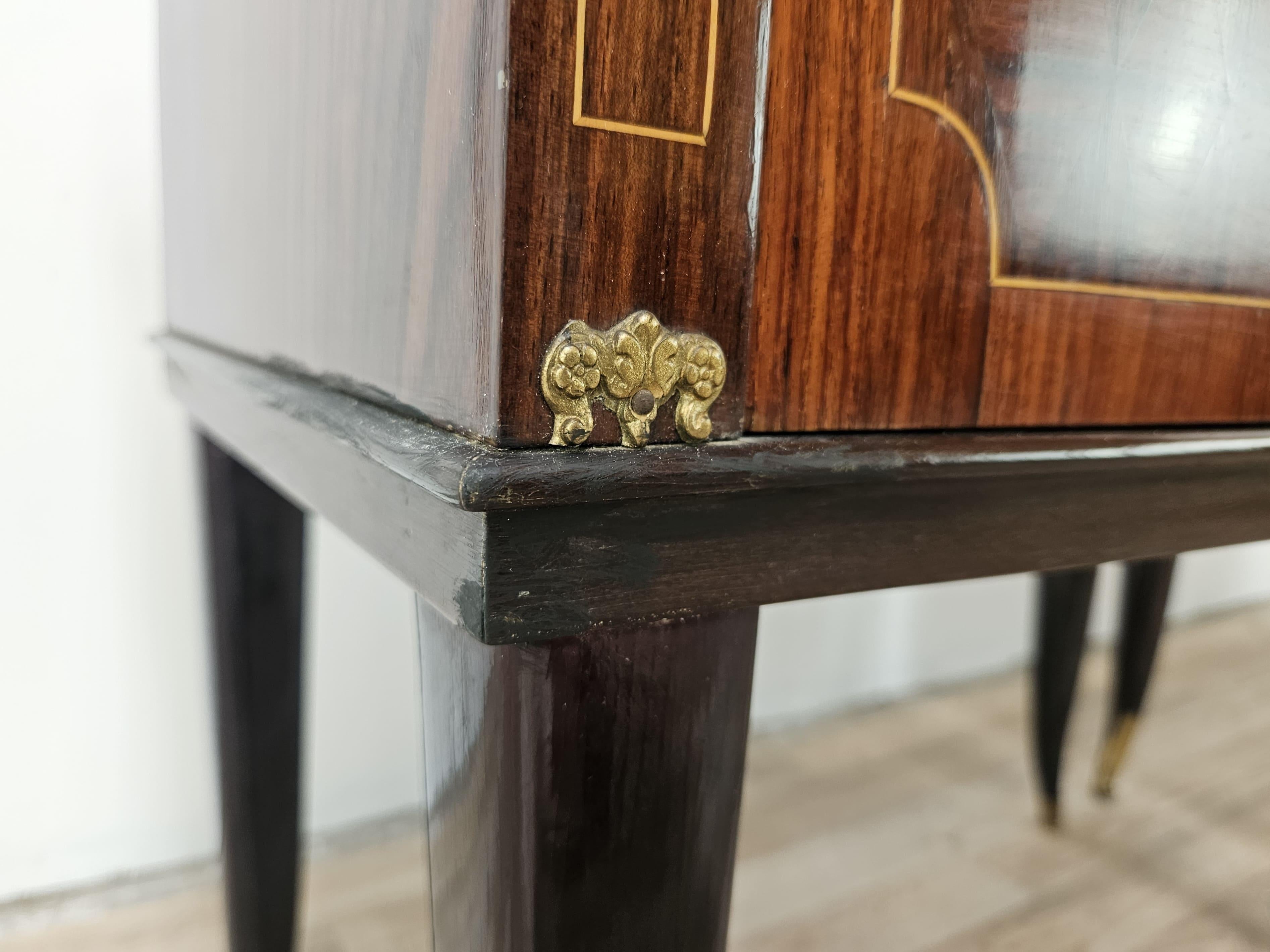 Italian mahogany and worked glass bedside tables with brass friezes, 1950s For Sale 5