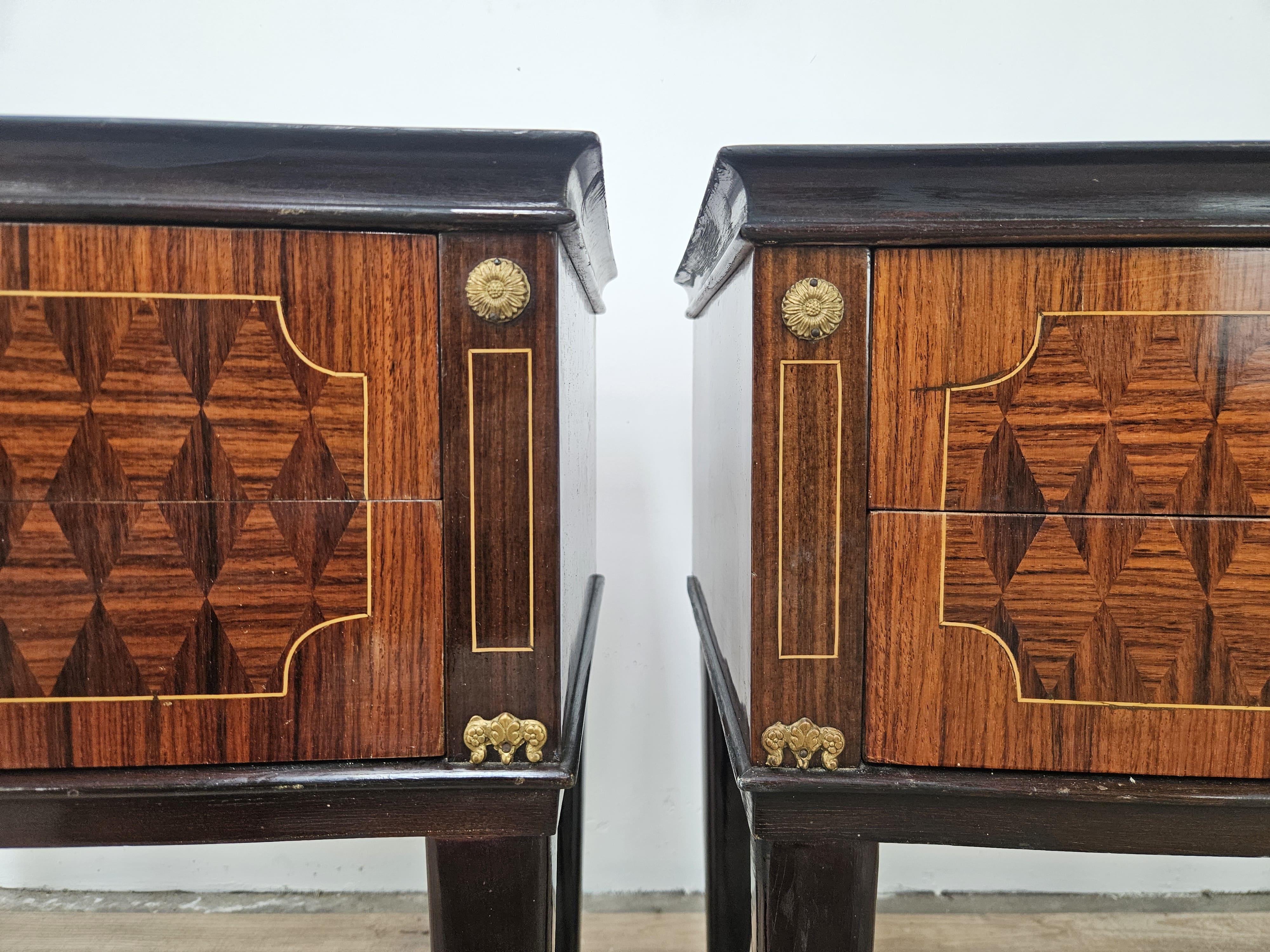 Italian mahogany and worked glass bedside tables with brass friezes, 1950s For Sale 6