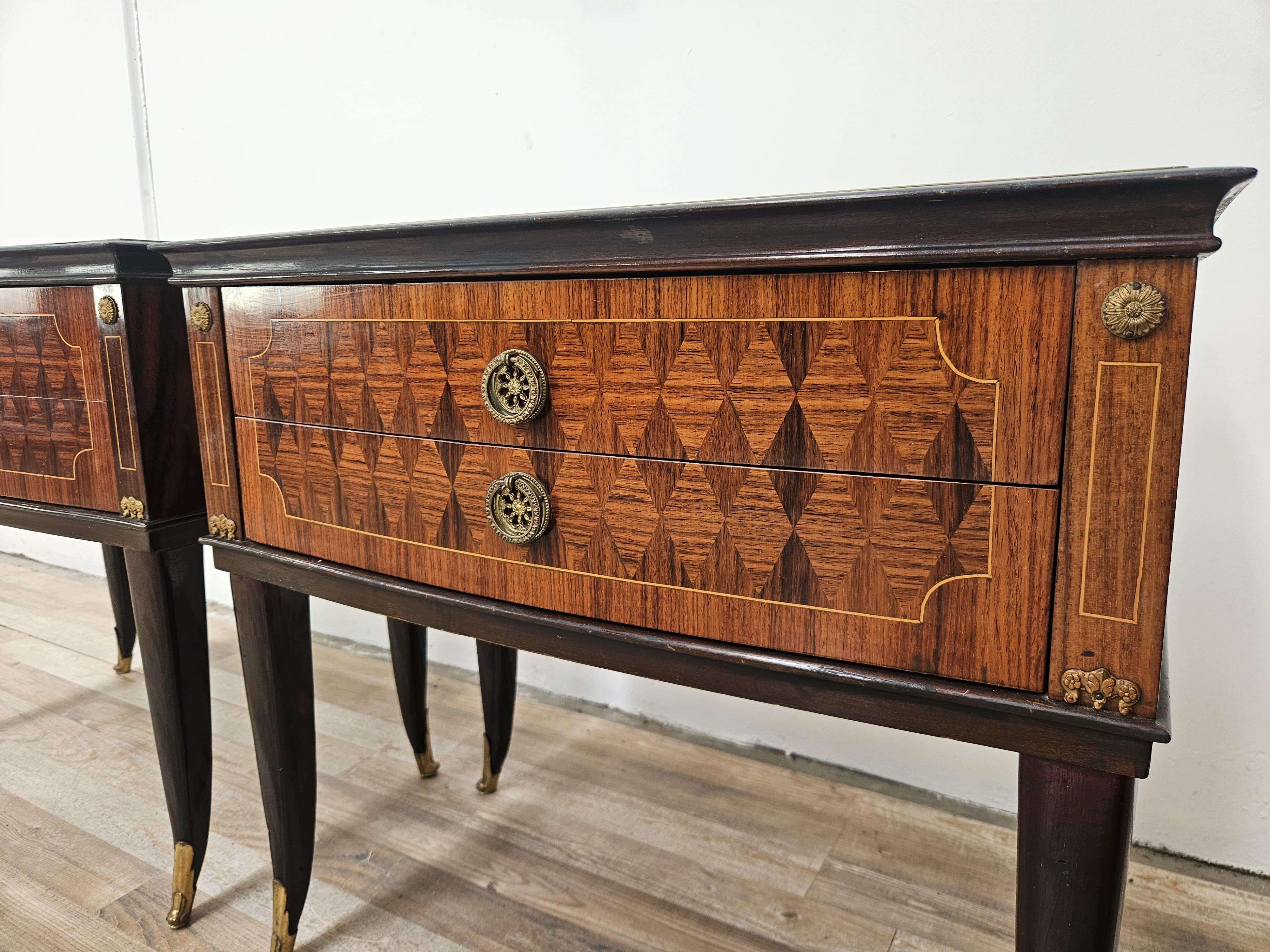 Italian mahogany and worked glass bedside tables with brass friezes, 1950s For Sale 7