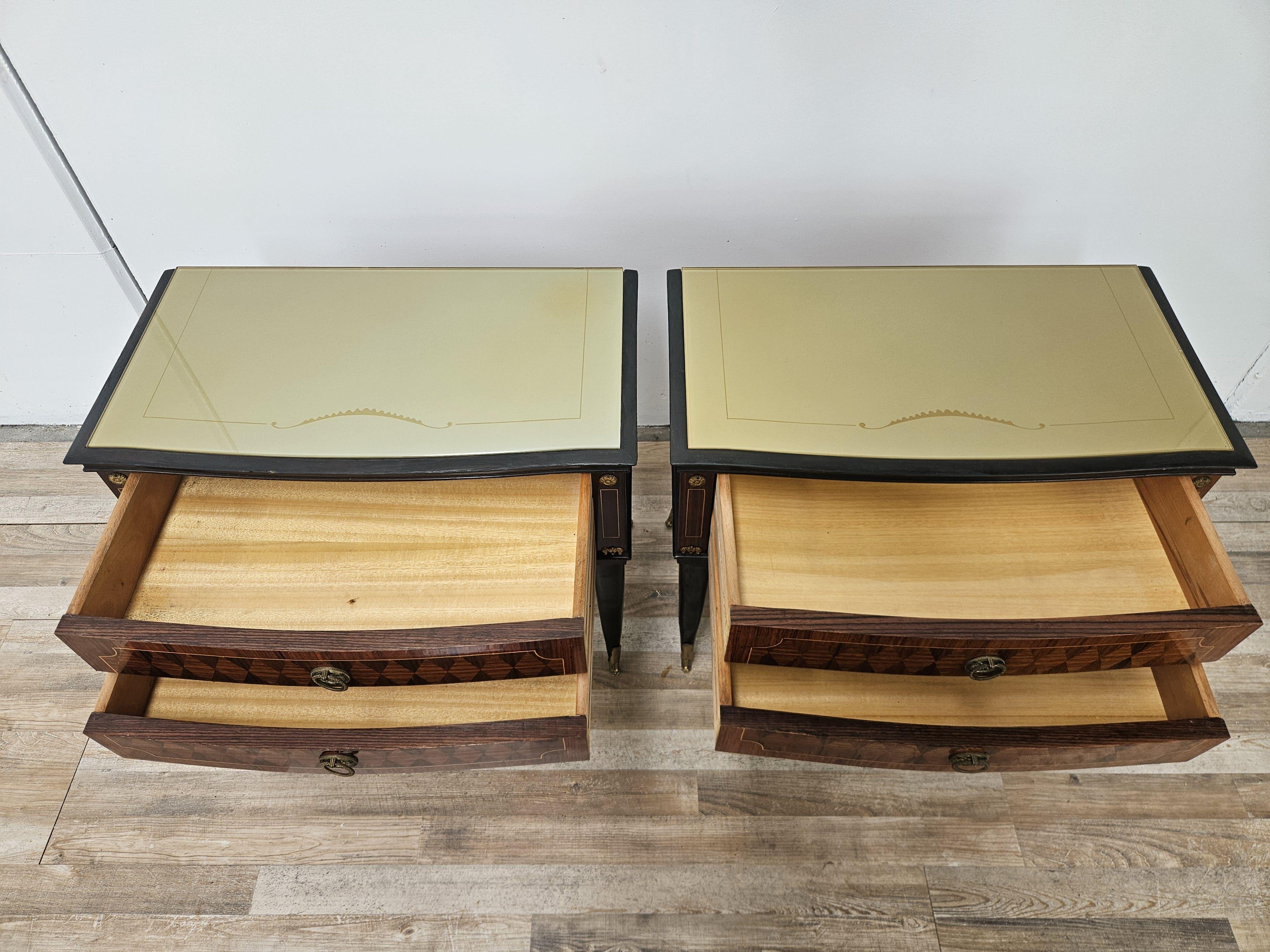 Italian mahogany and worked glass bedside tables with brass friezes, 1950s For Sale 8