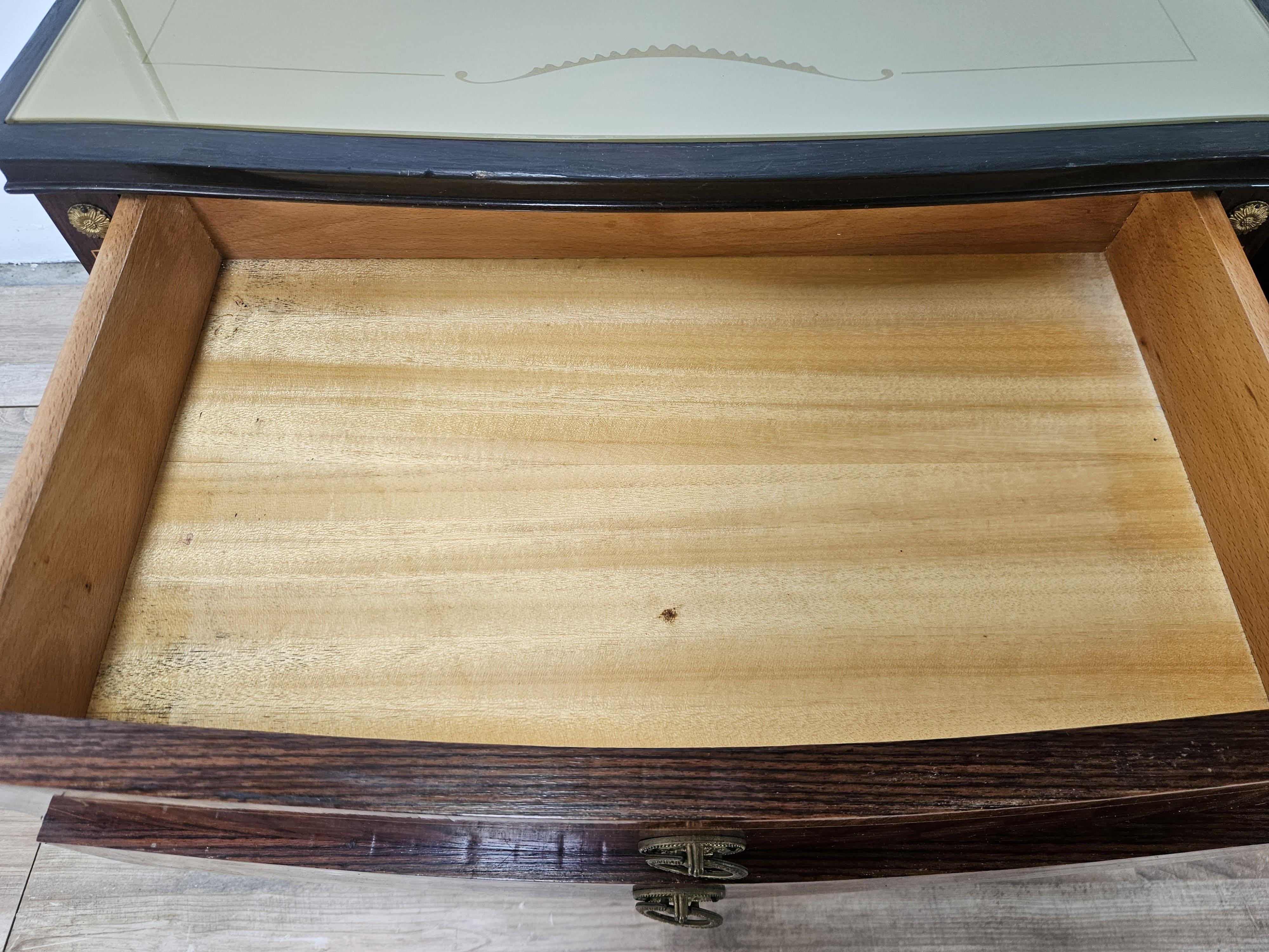 Italian mahogany and worked glass bedside tables with brass friezes, 1950s For Sale 9