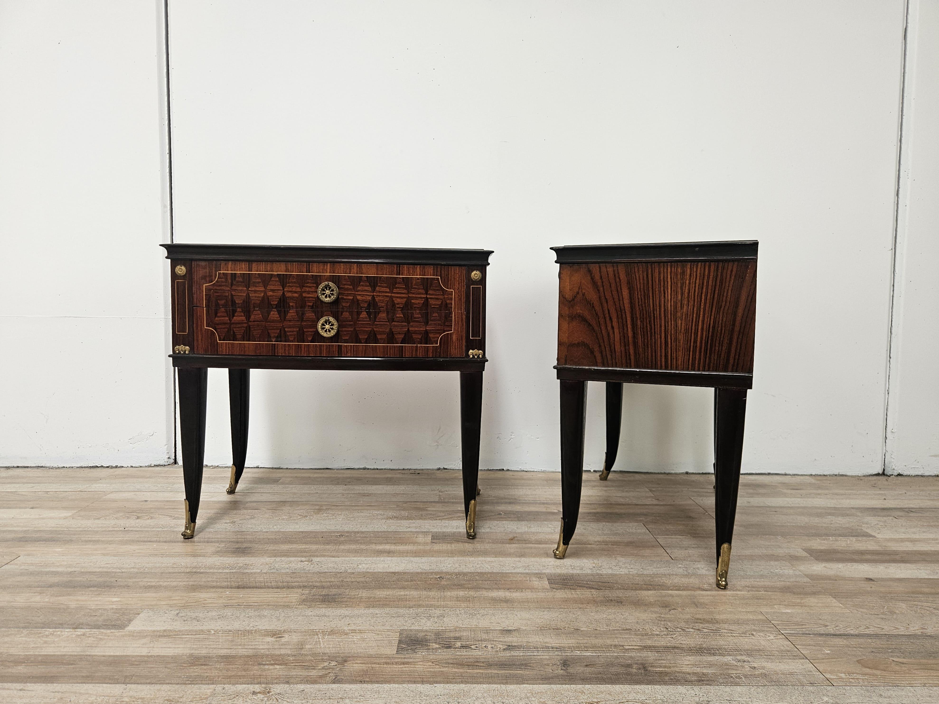 Lacquered Italian mahogany and worked glass bedside tables with brass friezes, 1950s For Sale