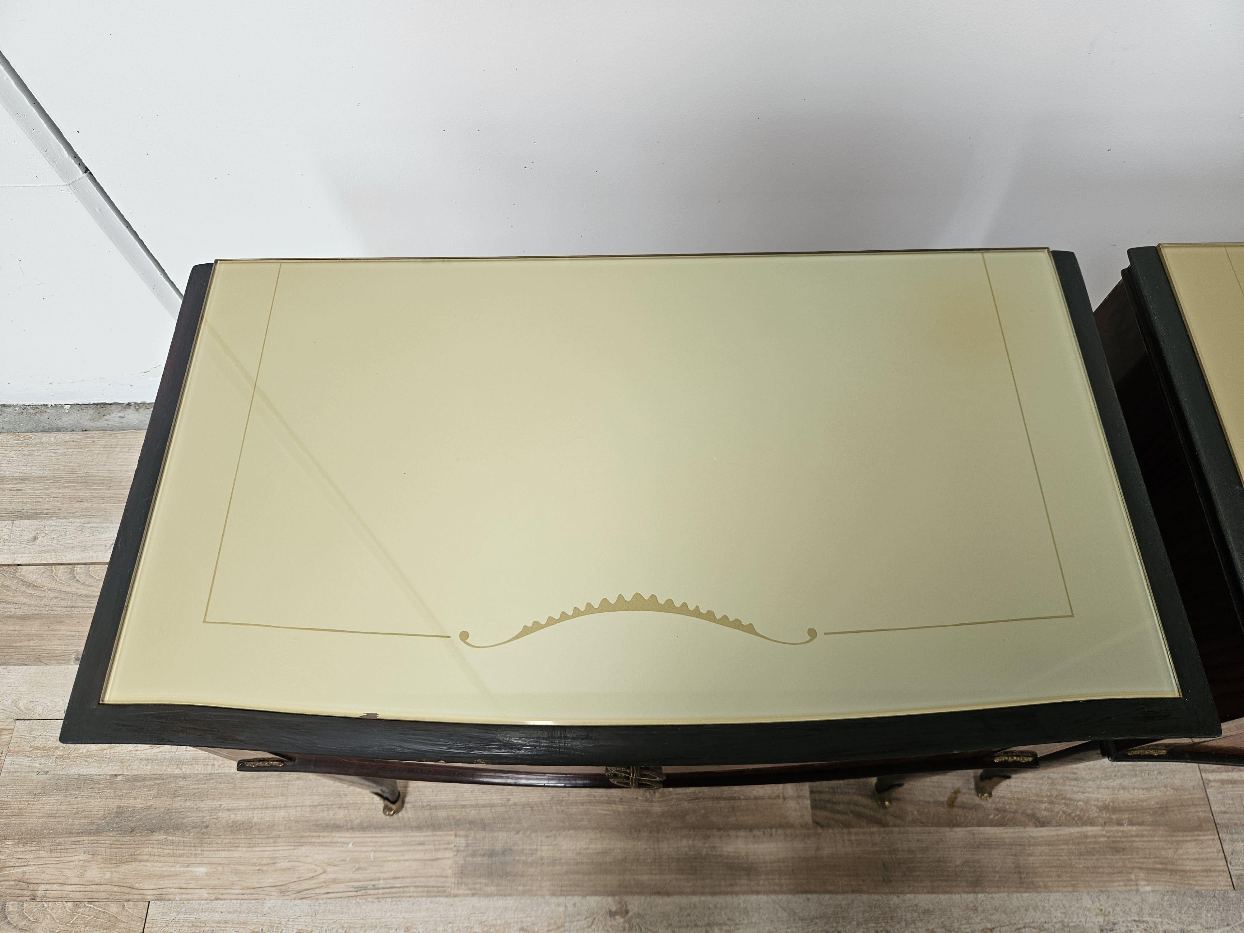 Italian mahogany and worked glass bedside tables with brass friezes, 1950s In Good Condition For Sale In Premariacco, IT