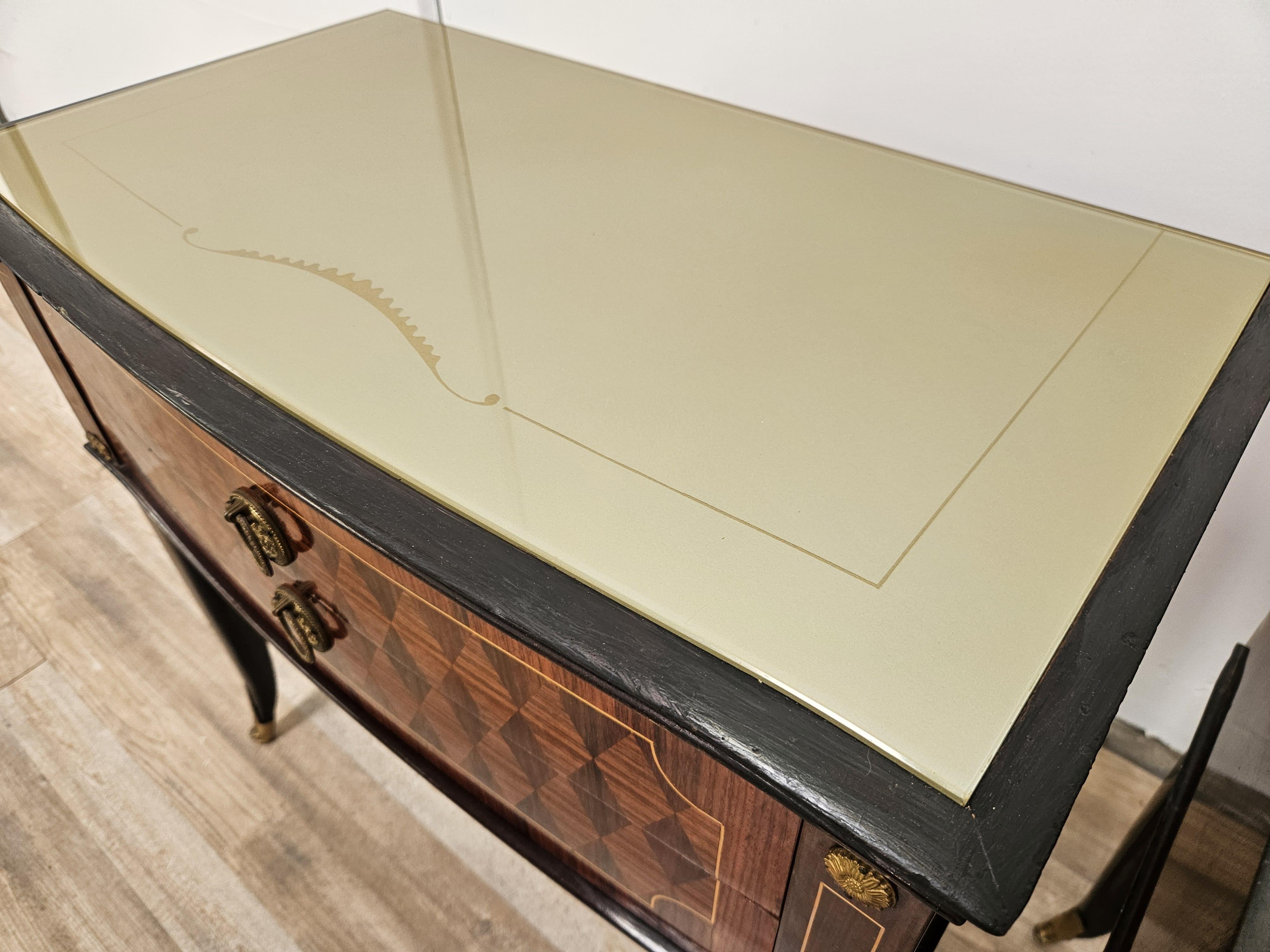 Brass Italian mahogany and worked glass bedside tables with brass friezes, 1950s For Sale