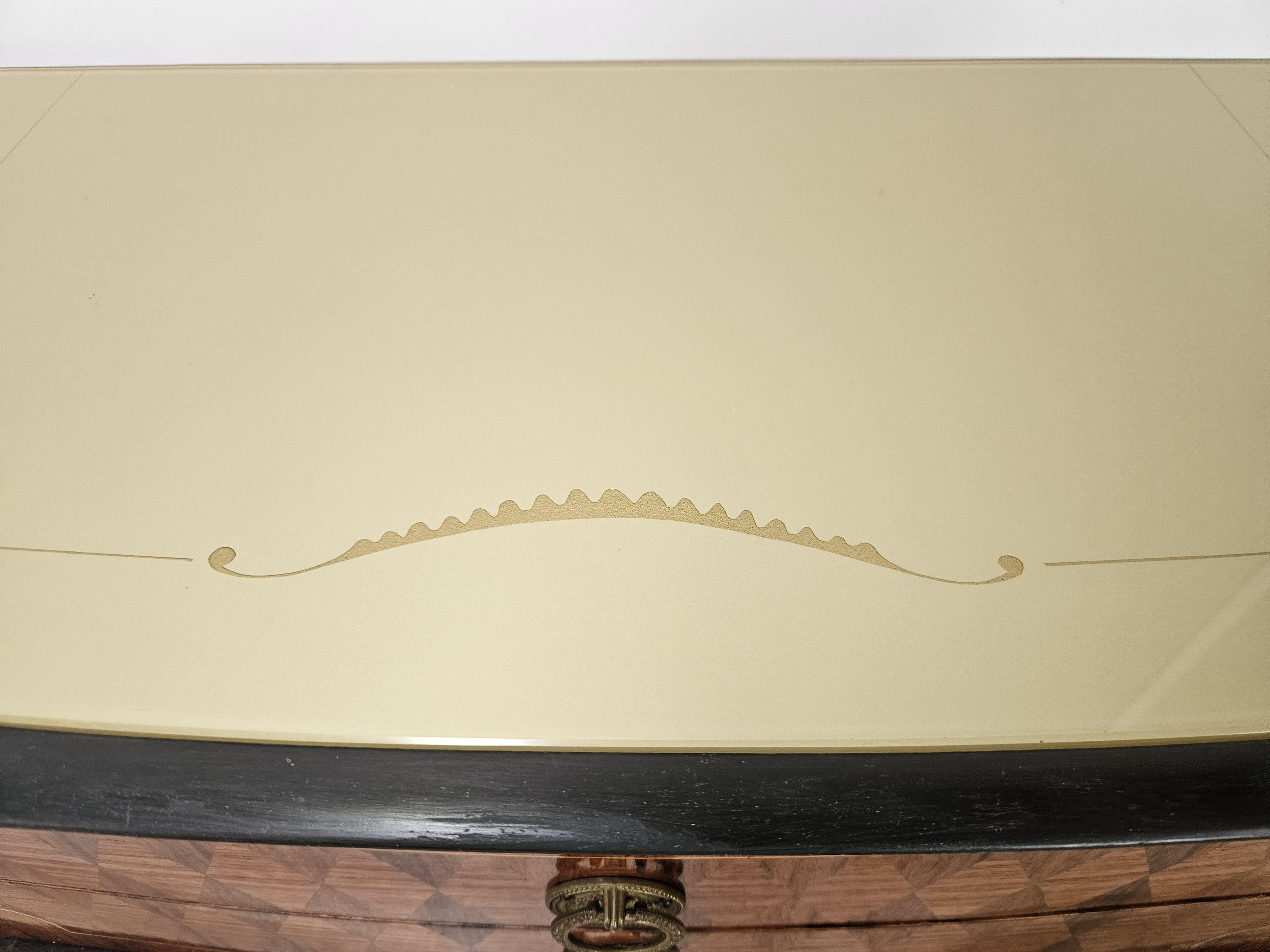 Italian mahogany and worked glass bedside tables with brass friezes, 1950s For Sale 1