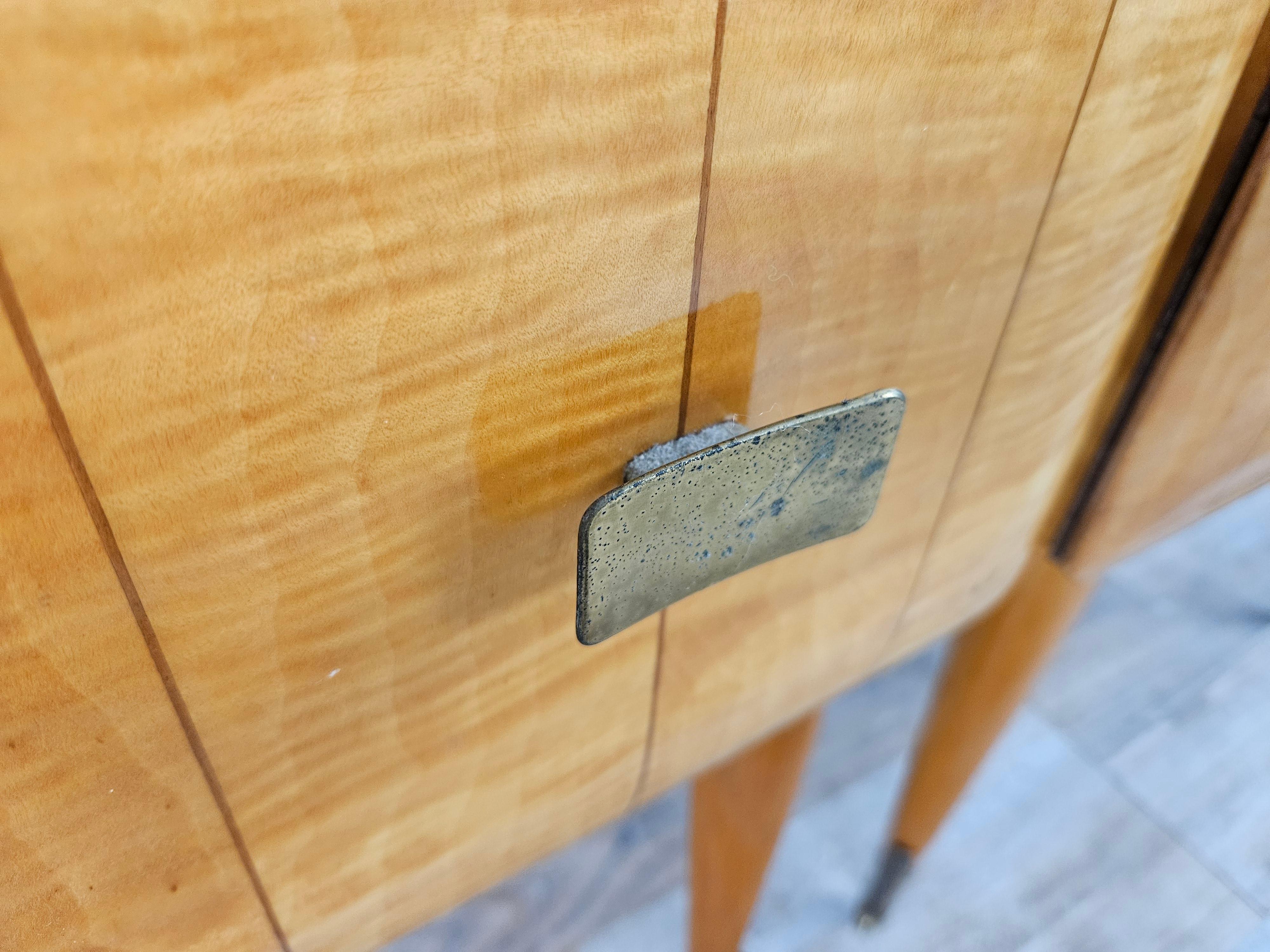 Tables de chevet italiennes du milieu du siècle en laiton d'érable et verre décoré, années 1950 en vente 3