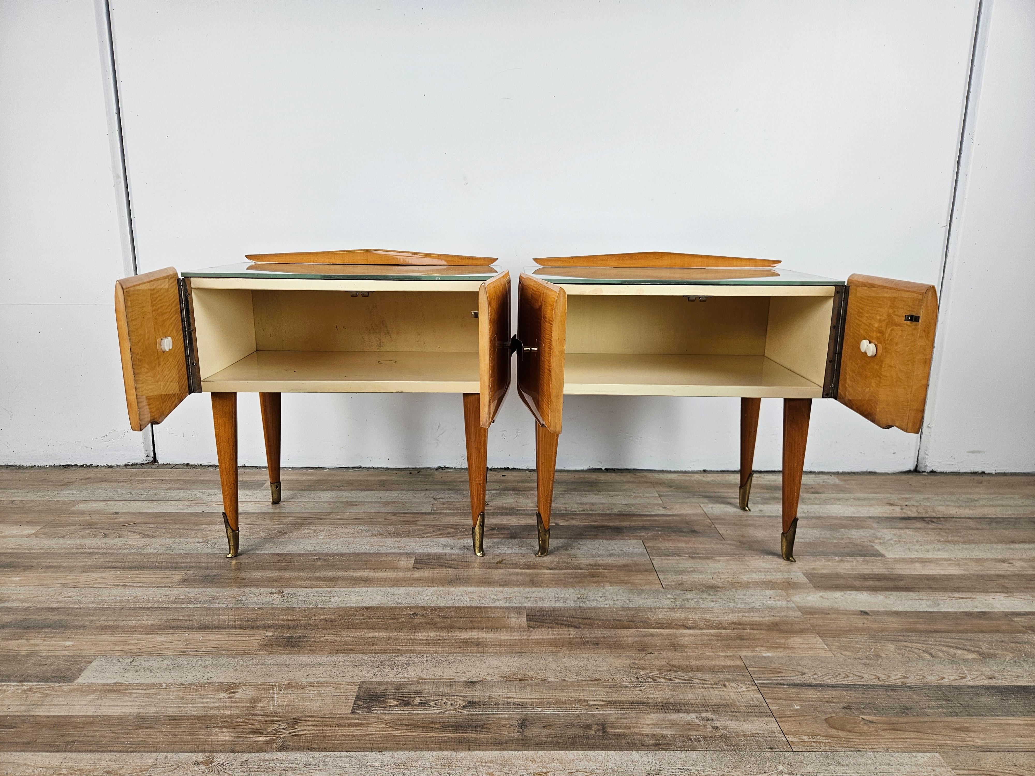 Tables de chevet italiennes du milieu du siècle en laiton d'érable et verre décoré, années 1950 en vente 4