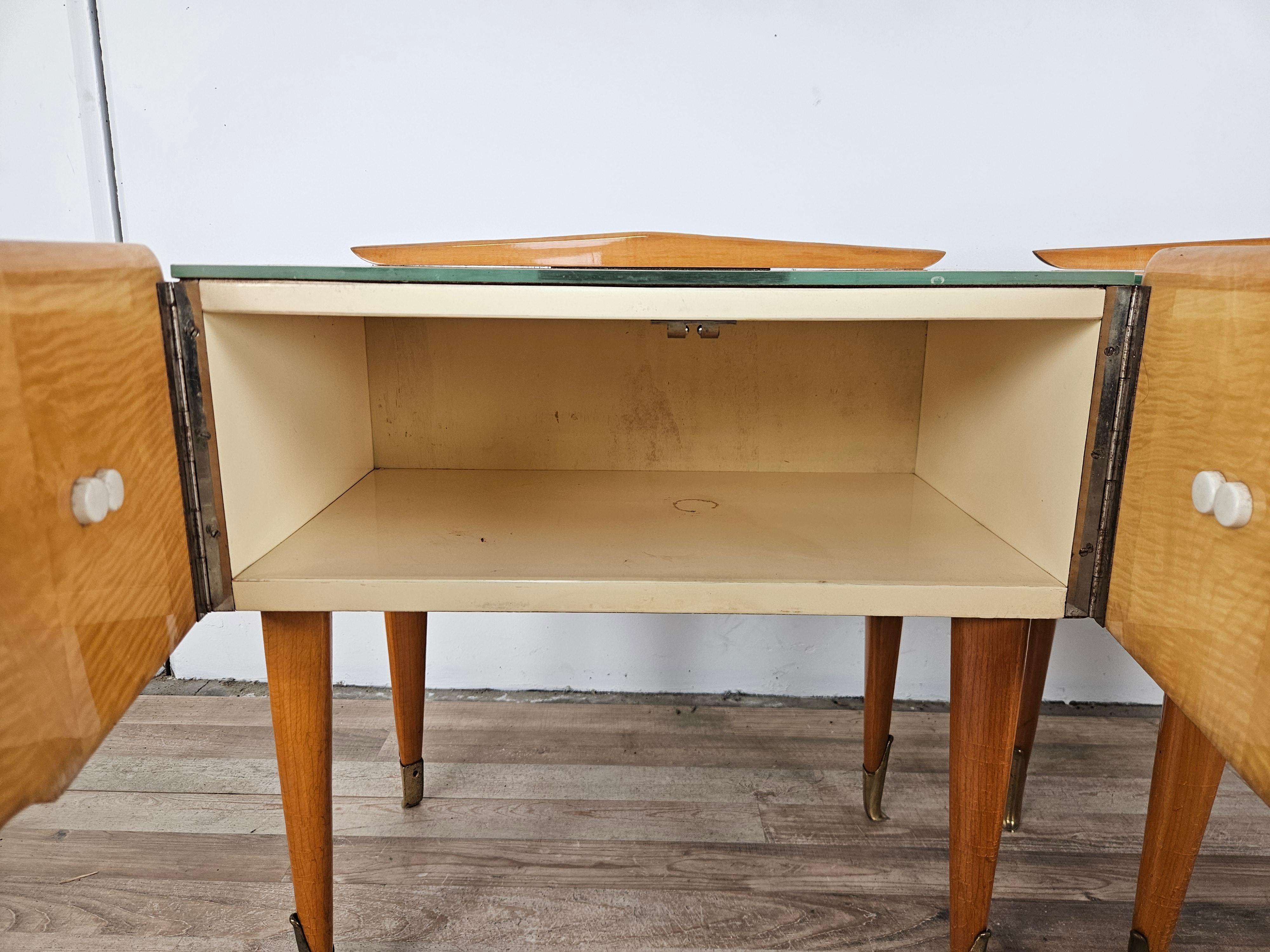 Tables de chevet italiennes du milieu du siècle en laiton d'érable et verre décoré, années 1950 en vente 5