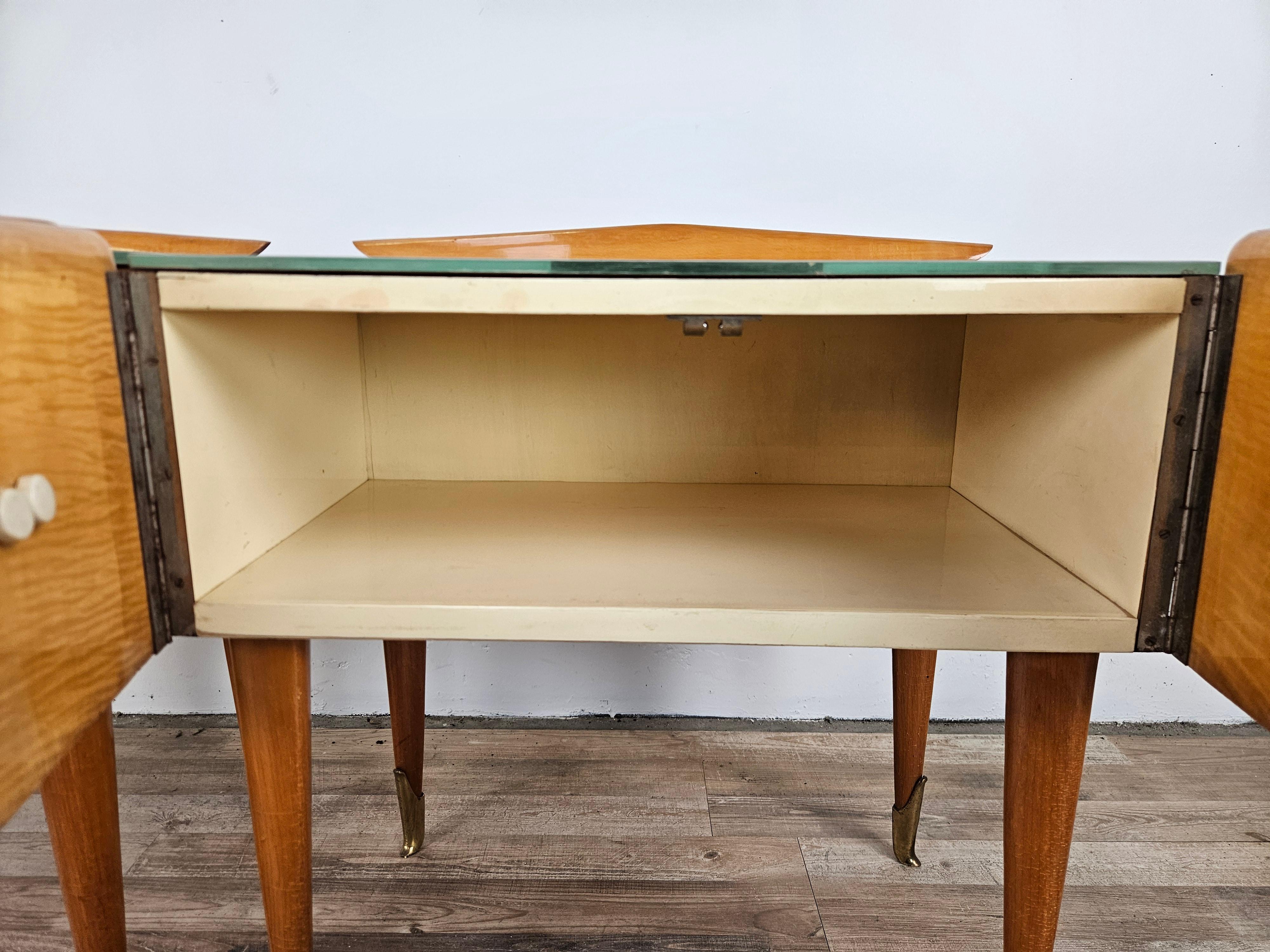 Tables de chevet italiennes du milieu du siècle en laiton d'érable et verre décoré, années 1950 en vente 6