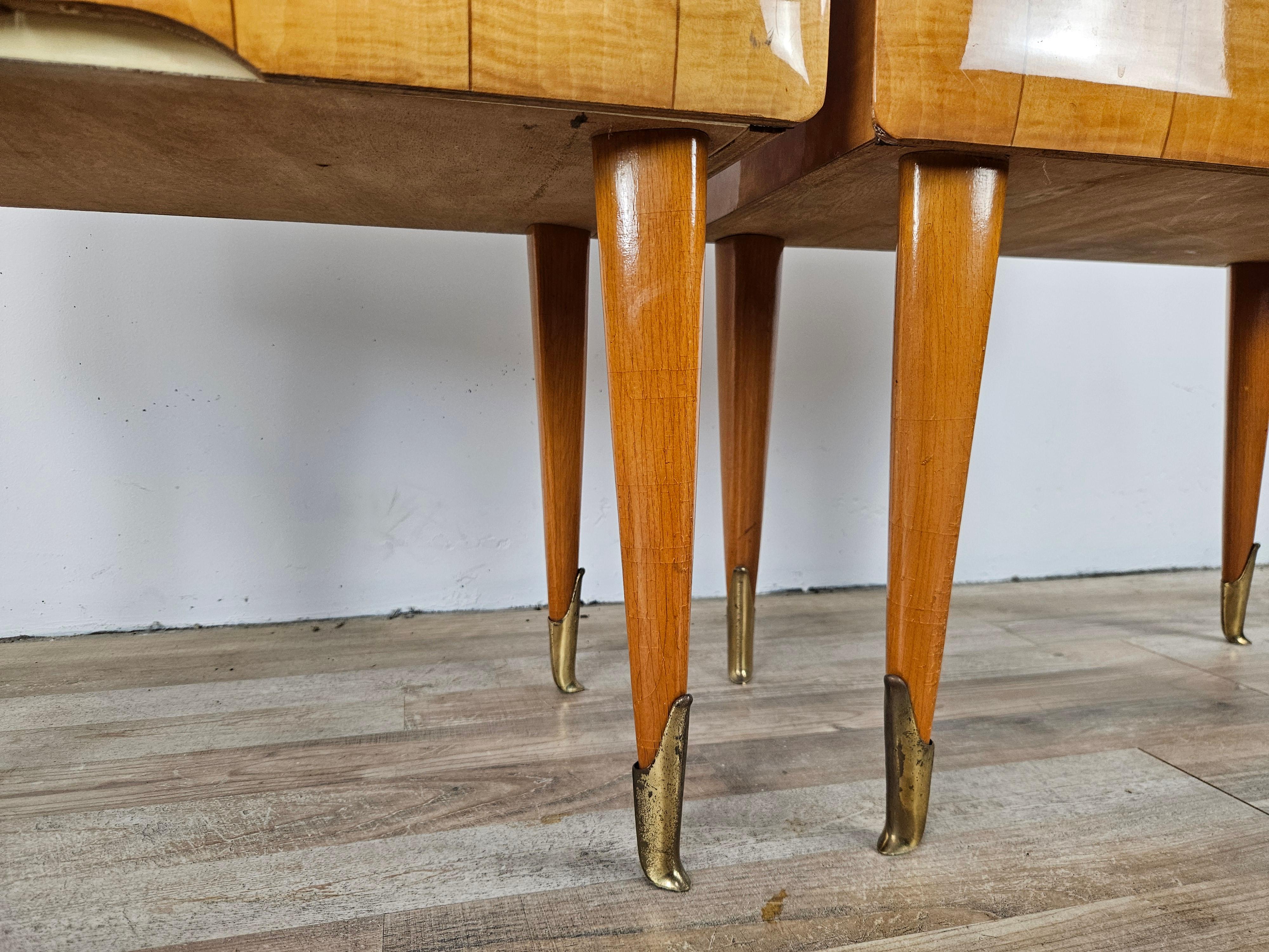 Tables de chevet italiennes du milieu du siècle en laiton d'érable et verre décoré, années 1950 en vente 7