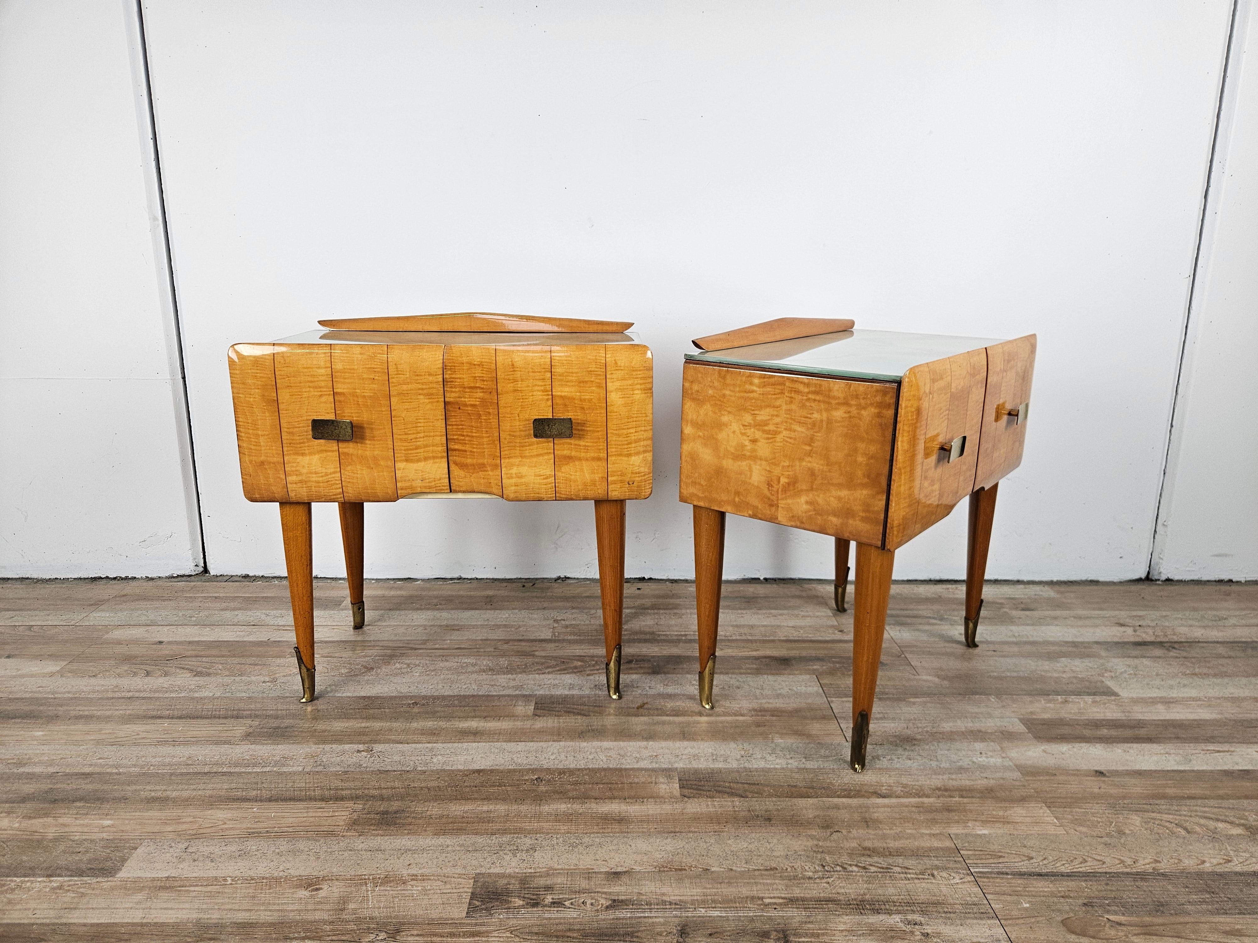 Magnifique paire de tables de chevet en érable des années 1950 avec des pieds pointus et deux portes avec compartiment intérieur.

Ils sont surmontés d'un verre bleu décoré original de l'époque qui donne du contraste et de la brillance. Les poignées