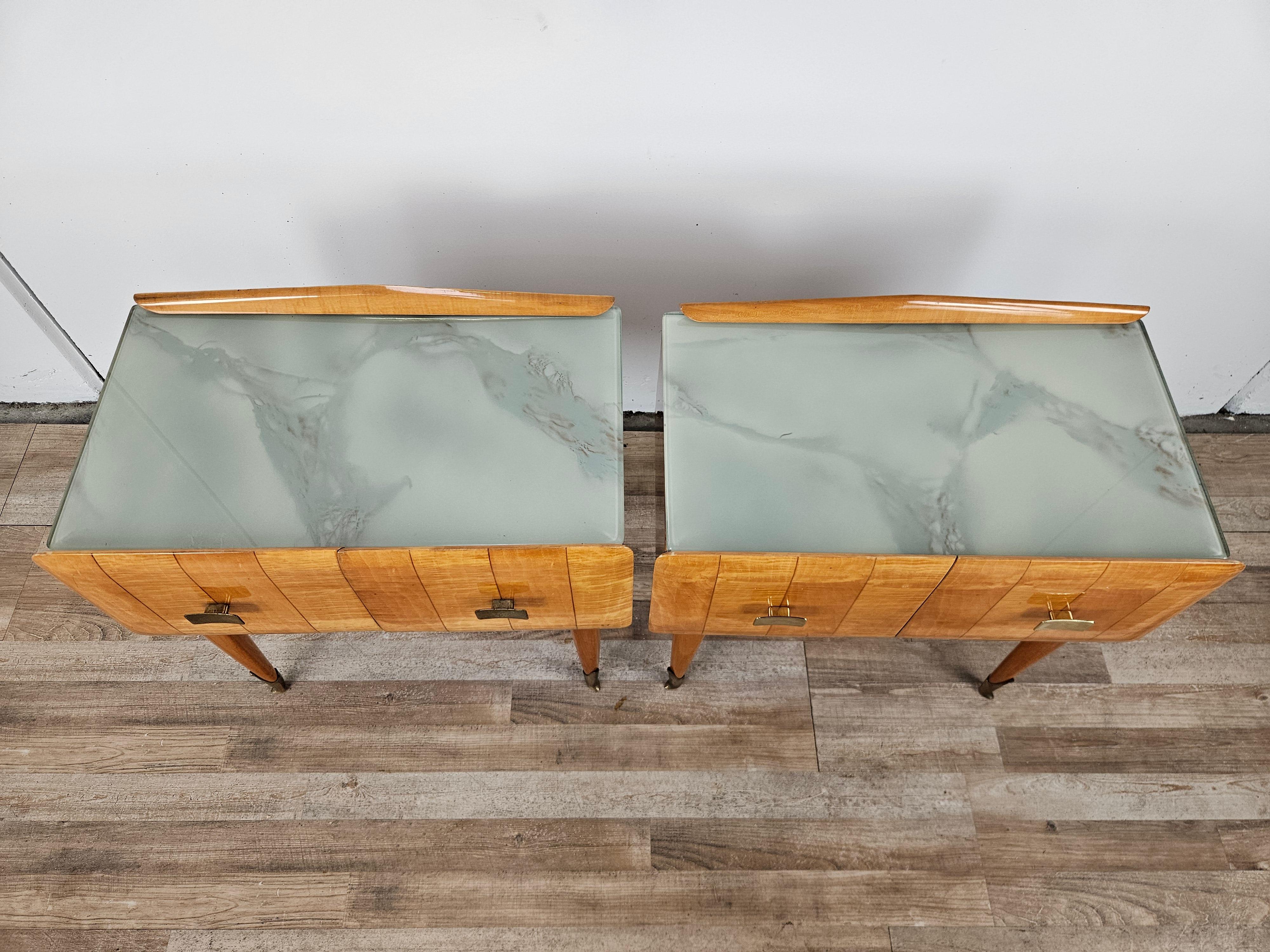 Italian Tables de chevet italiennes du milieu du siècle en laiton d'érable et verre décoré, années 1950 en vente