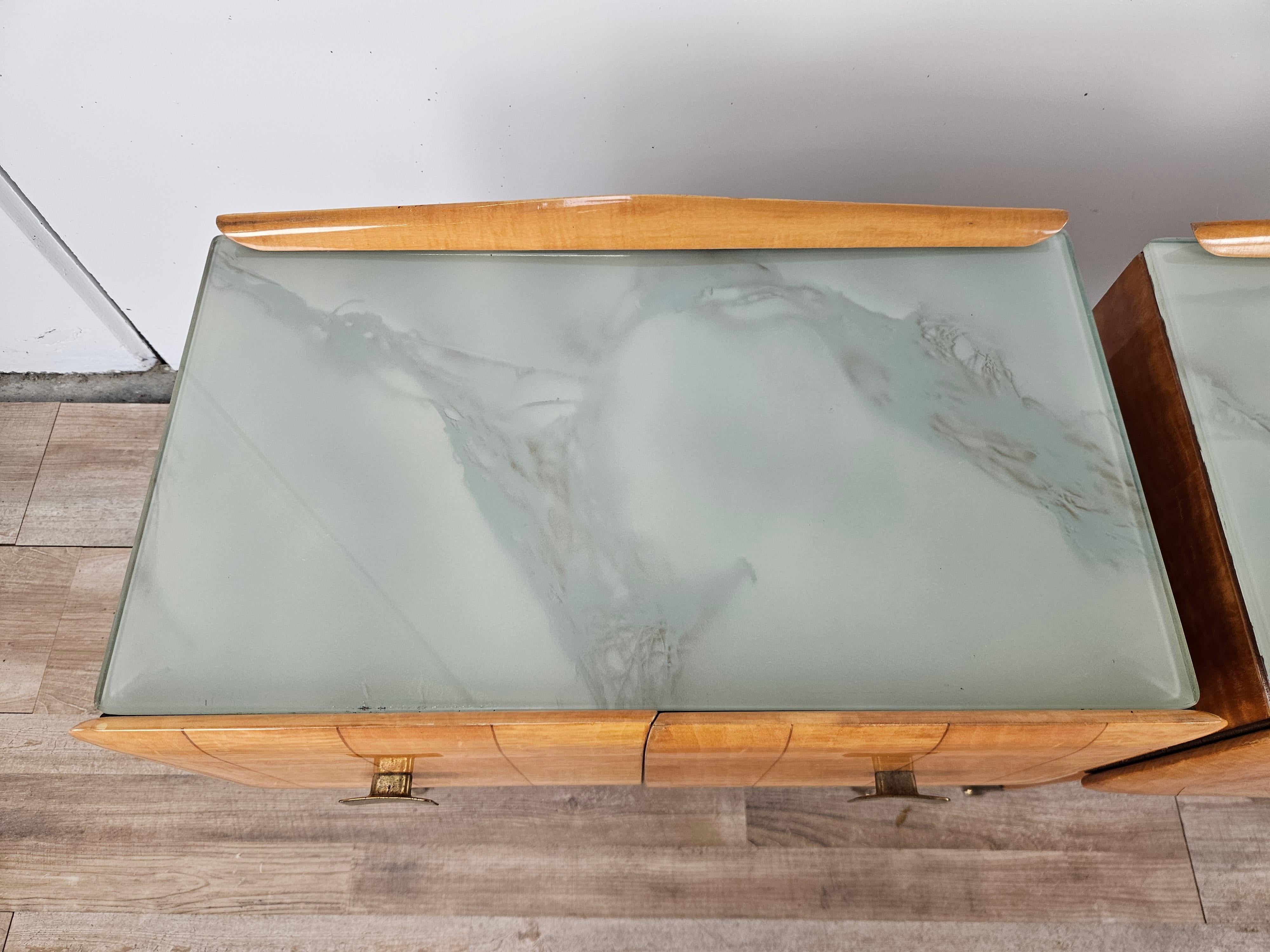 Tables de chevet italiennes du milieu du siècle en laiton d'érable et verre décoré, années 1950 Bon état - En vente à Premariacco, IT