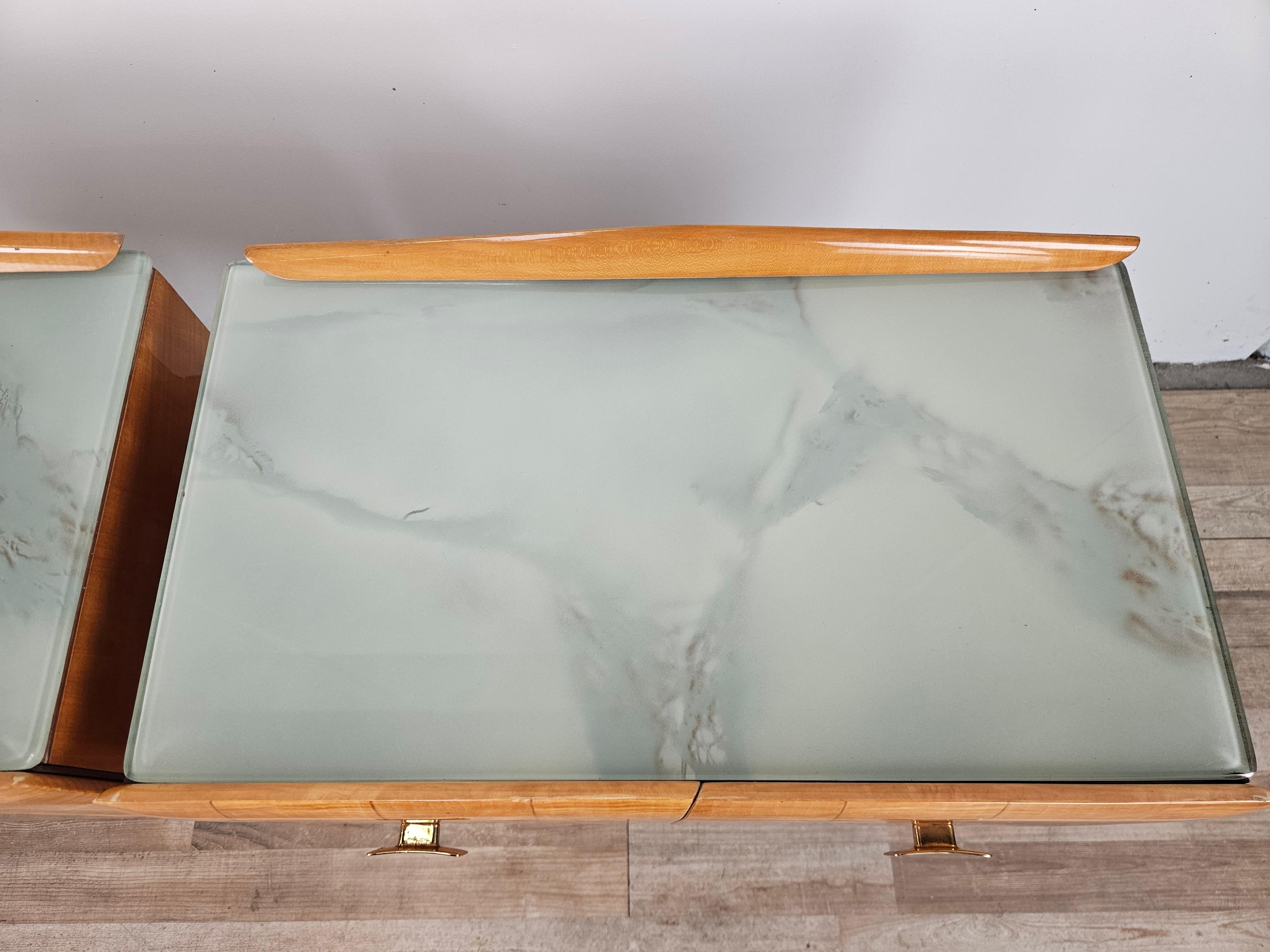 Mid-20th Century Tables de chevet italiennes du milieu du siècle en laiton d'érable et verre décoré, années 1950 en vente