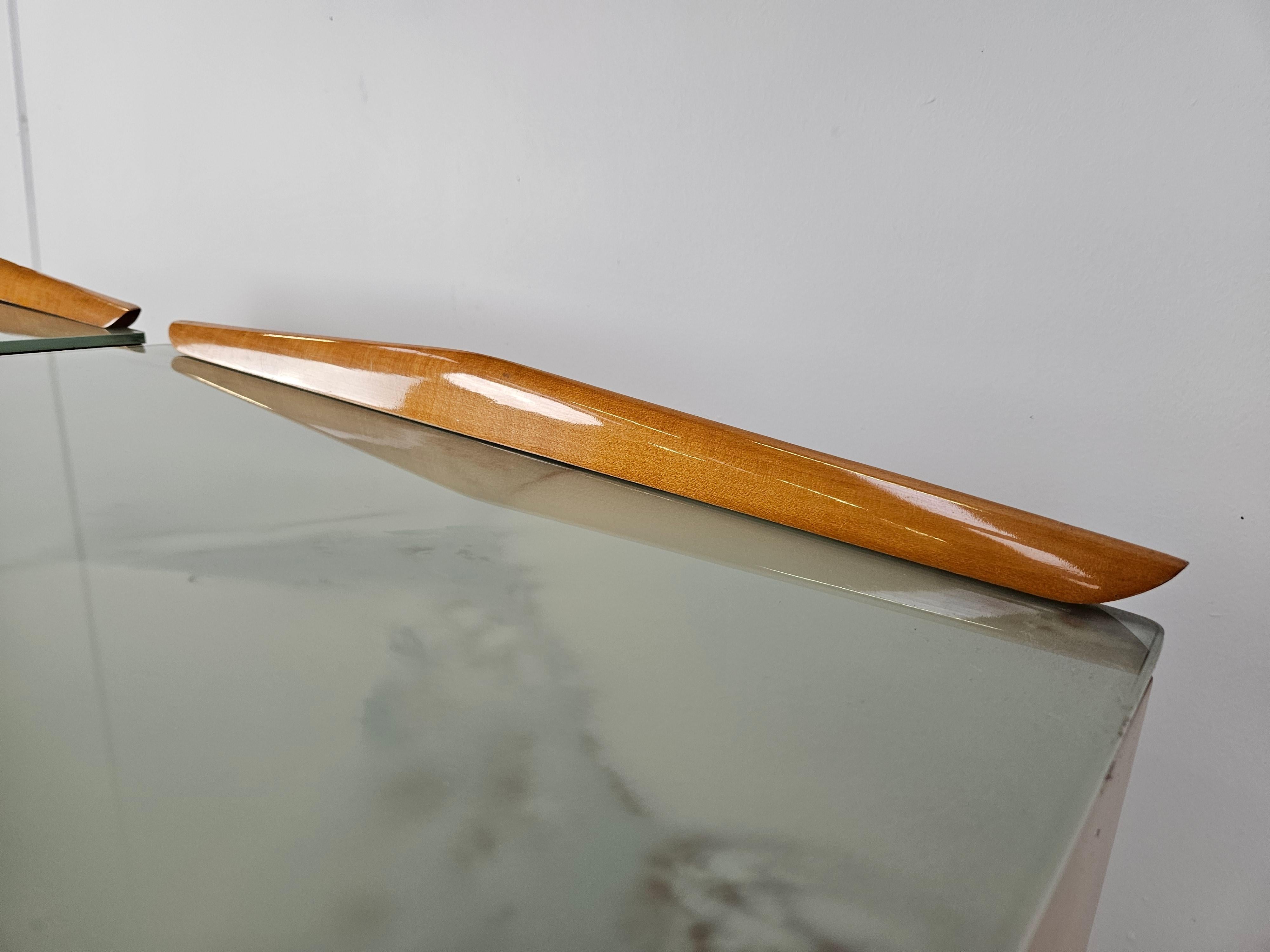 Tables de chevet italiennes du milieu du siècle en laiton d'érable et verre décoré, années 1950 en vente 1
