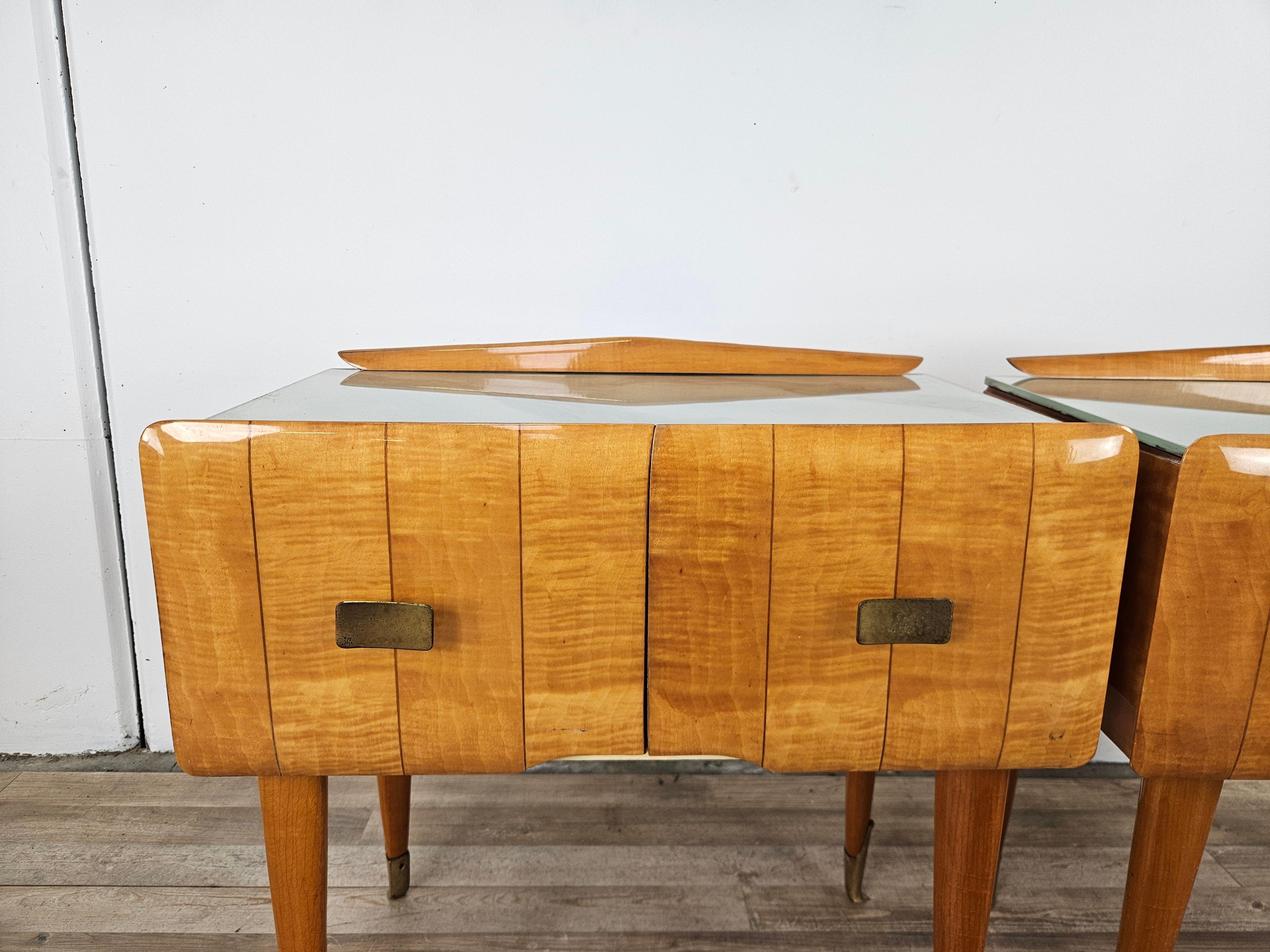 Tables de chevet italiennes du milieu du siècle en laiton d'érable et verre décoré, années 1950 en vente 2
