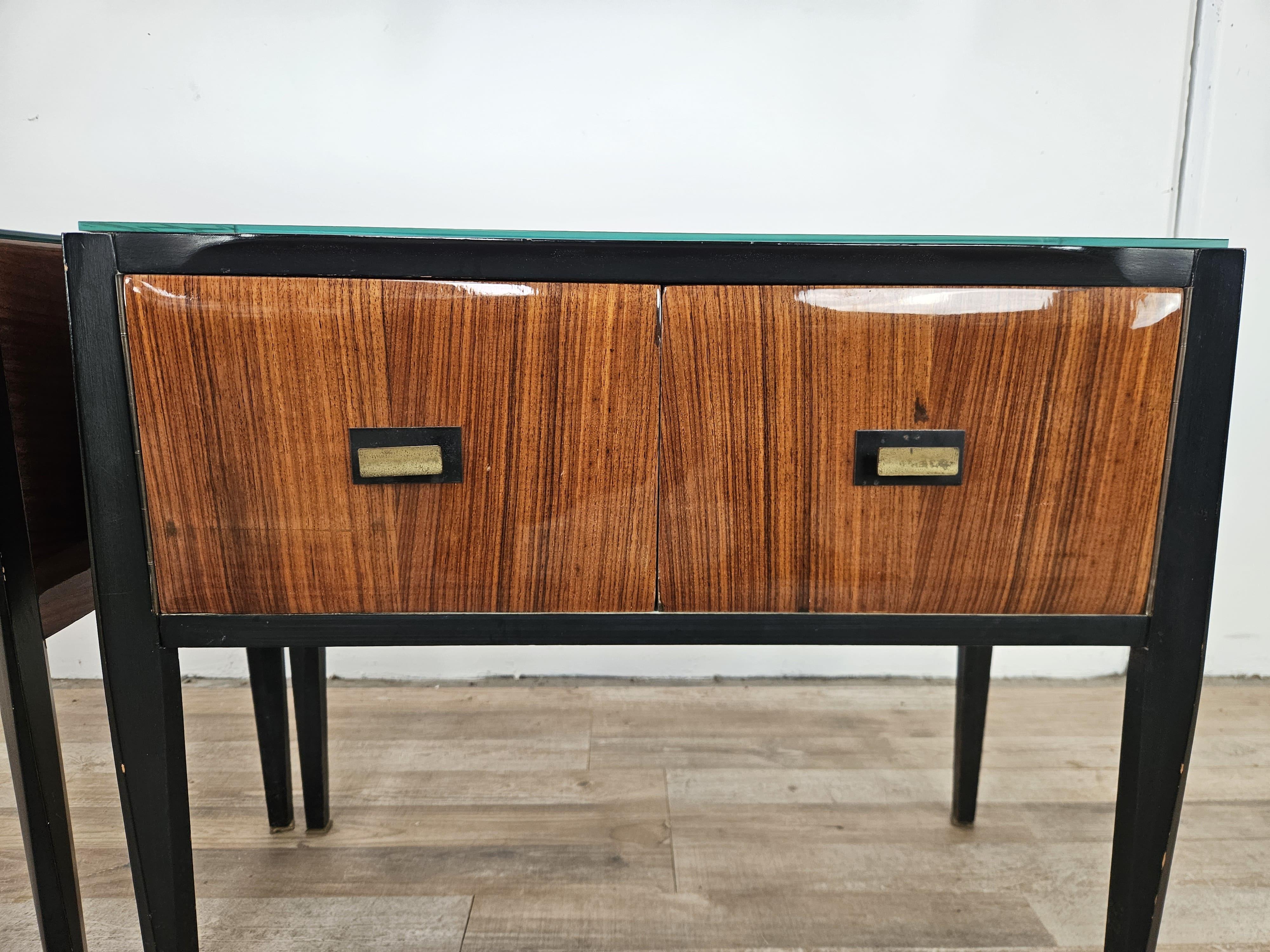 Comodini Mid Century anni '60 con piano specchiato en vente 2