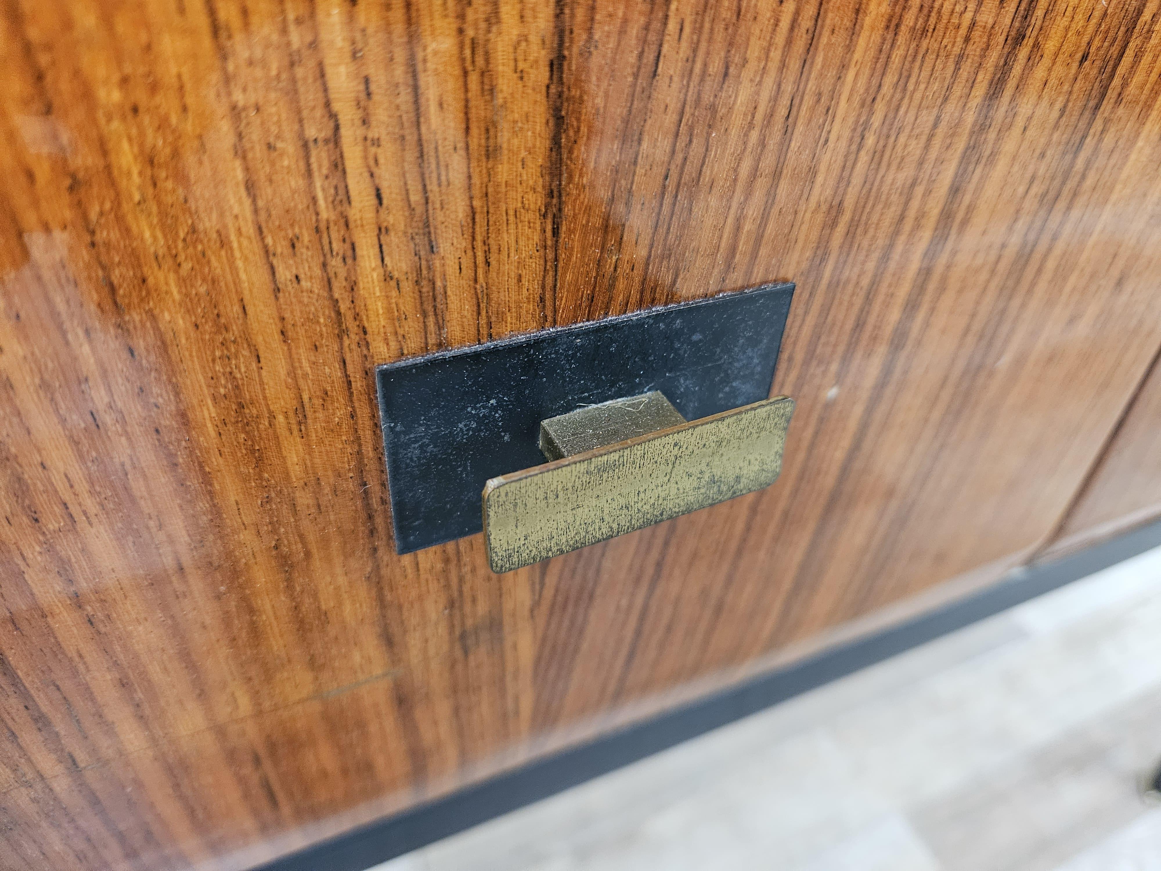 Comodini Mid Century anni '60 con piano specchiato en vente 3