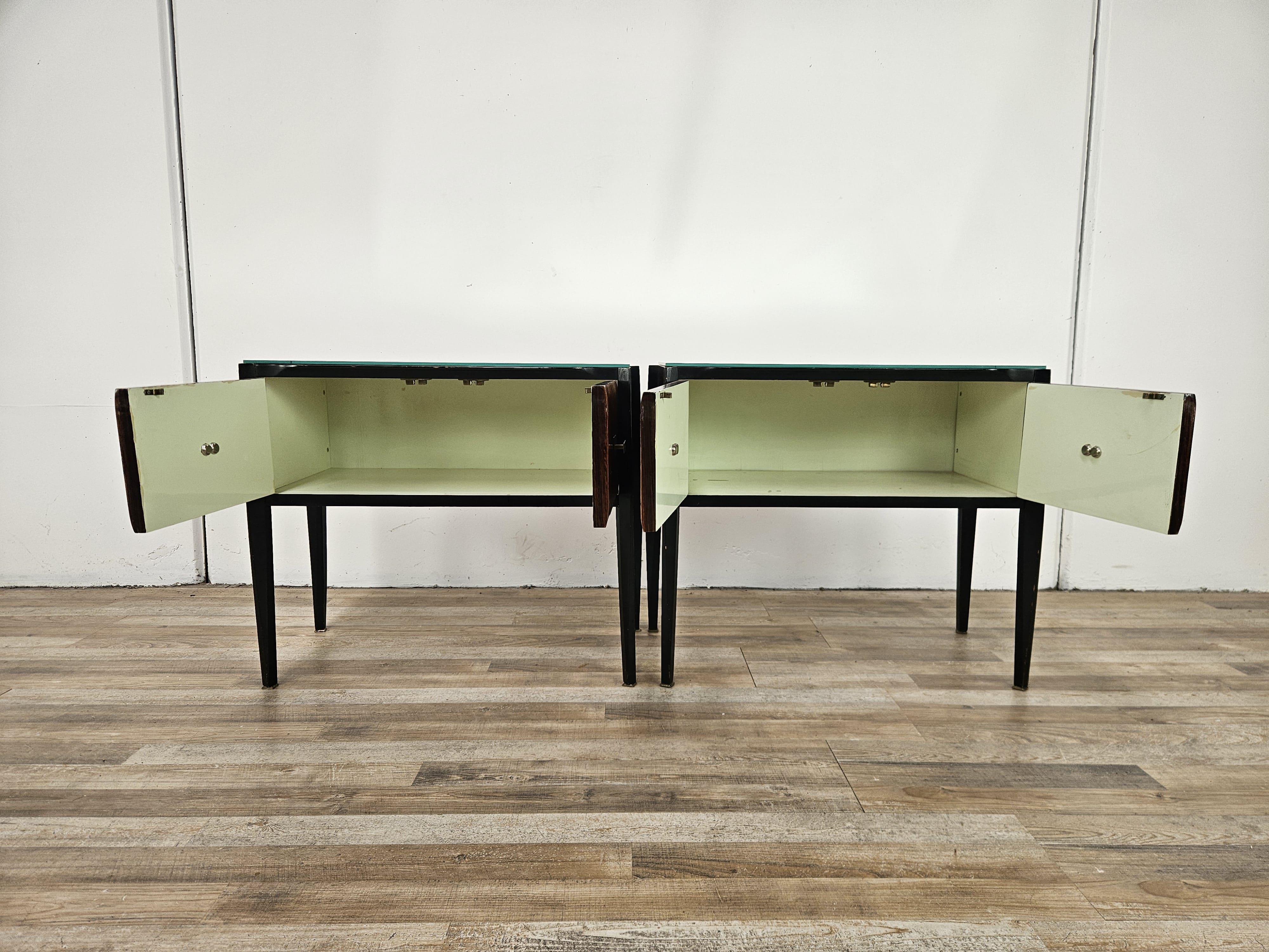 Comodini Mid Century anni '60 con piano specchiato en vente 4