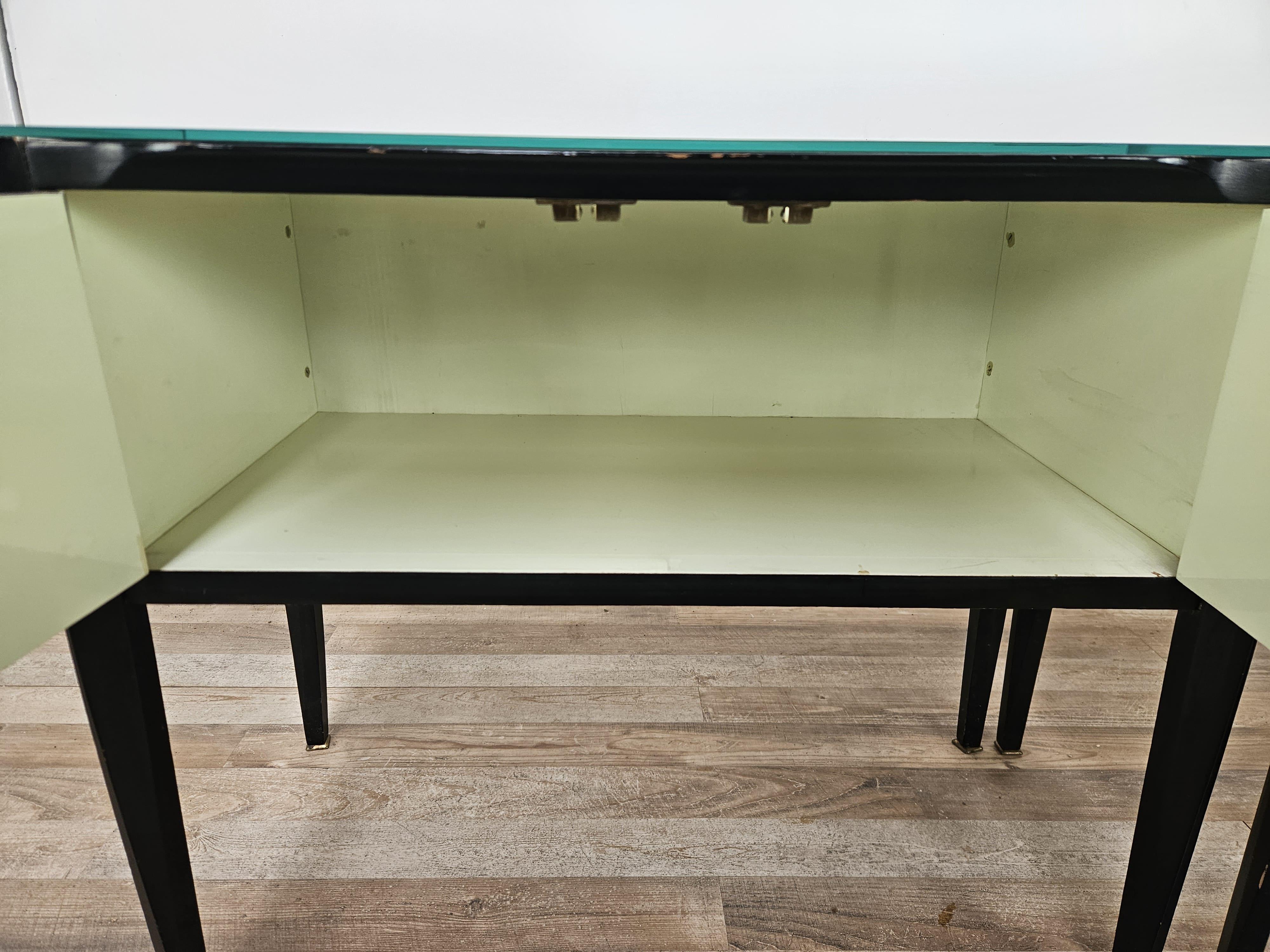 Comodini Mid Century anni '60 con piano specchiato en vente 5