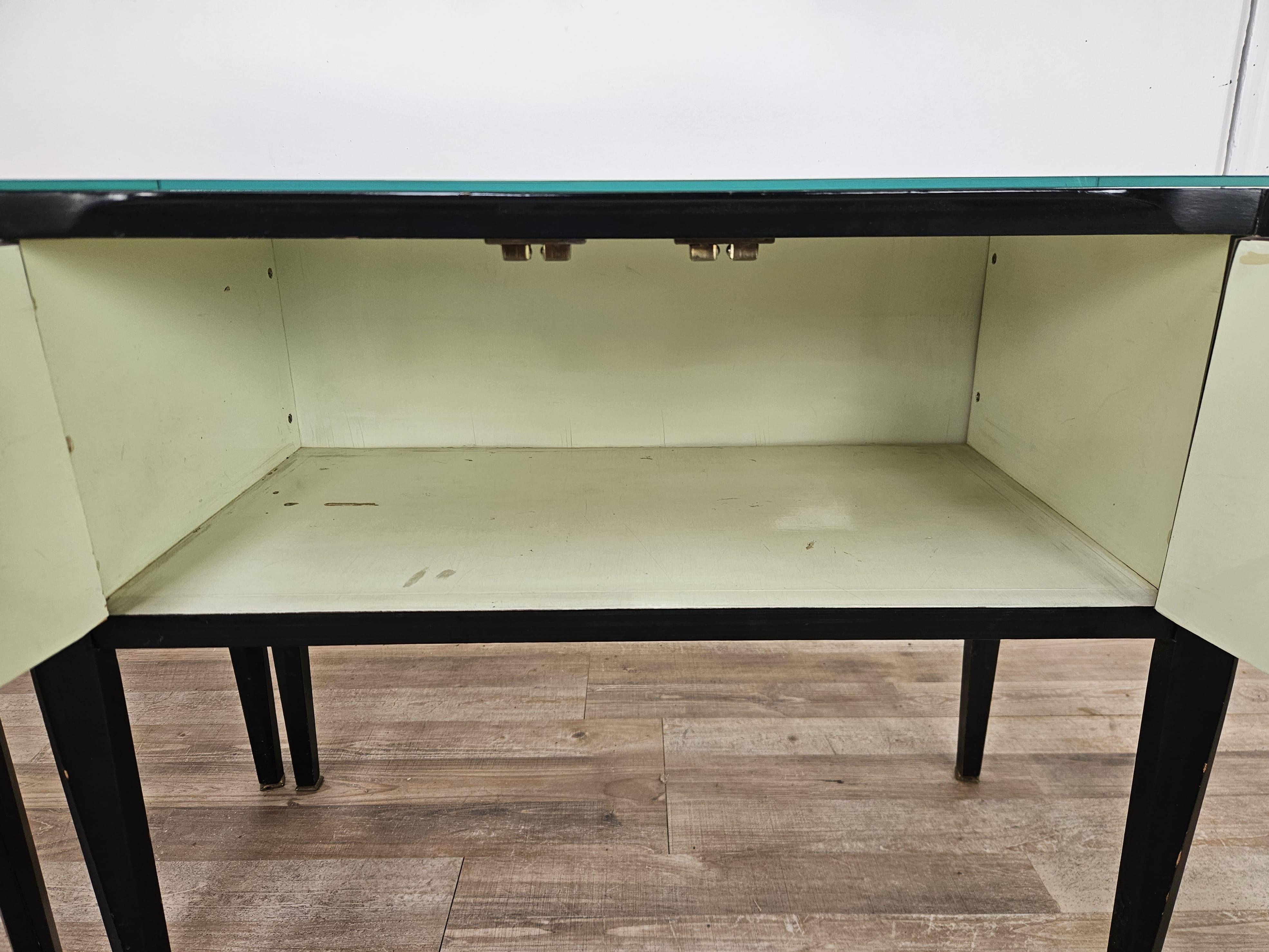 Comodini Mid Century anni '60 con piano specchiato en vente 6