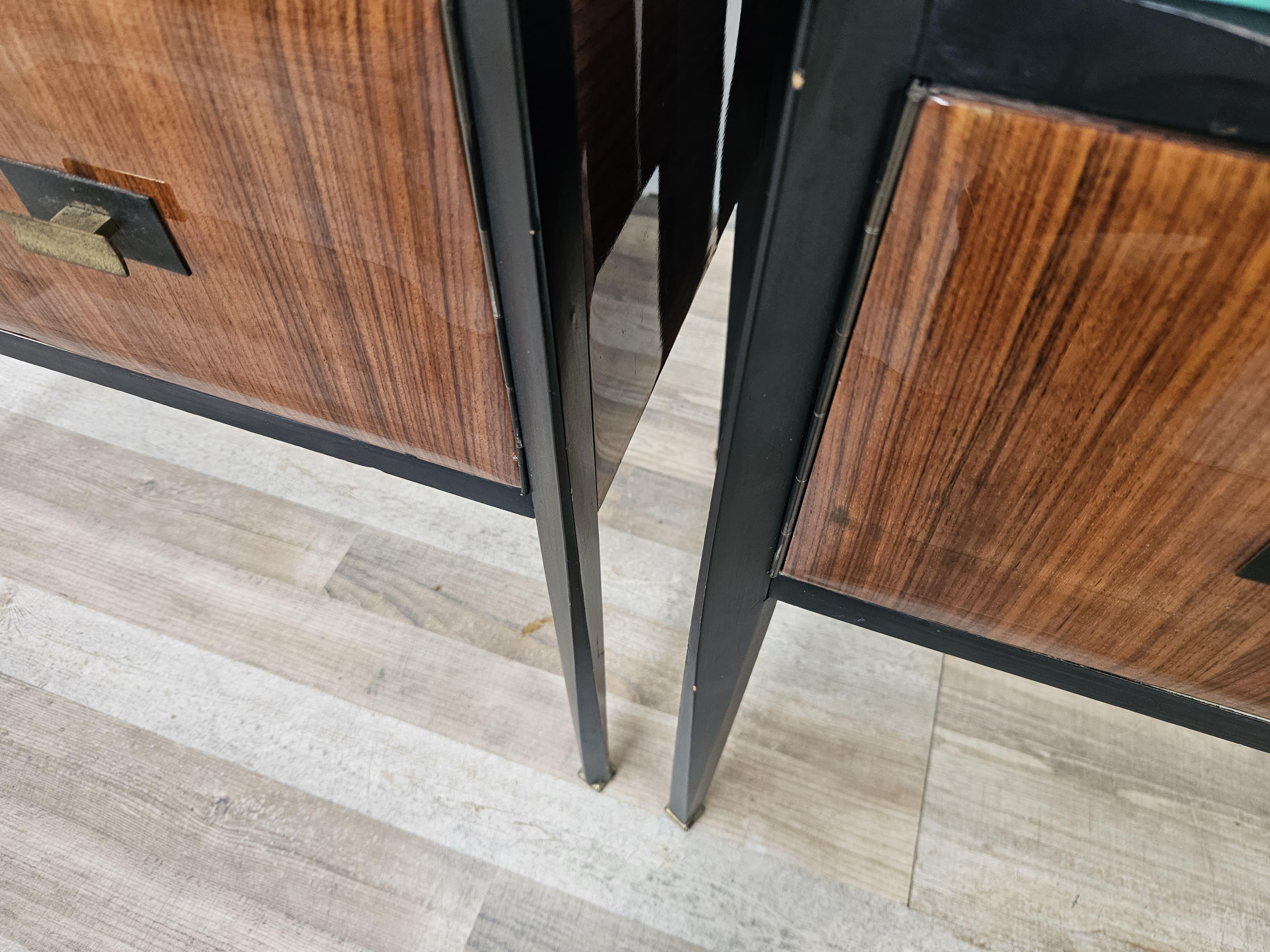 Comodini Mid Century anni '60 con piano specchiato en vente 7