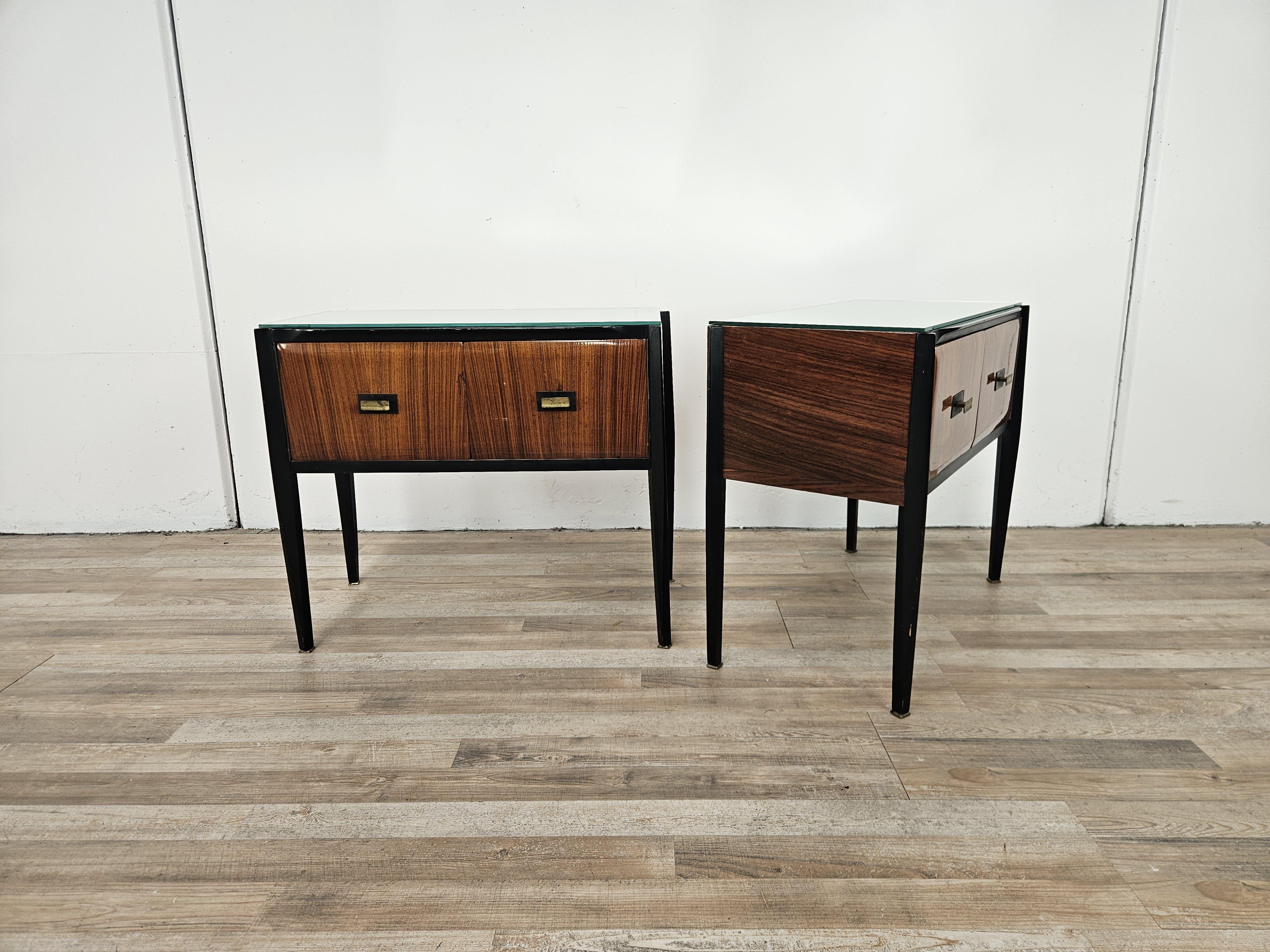 Particulier coppia di comodini anni '60 italiani rivestiti in radica con particolari e rifiniture in legno ebanizzato.

Ils sont dotés d'une double anse avec vitre intérieure et d'un piano spécial, parfaits comme éléments d'ameublement et de design