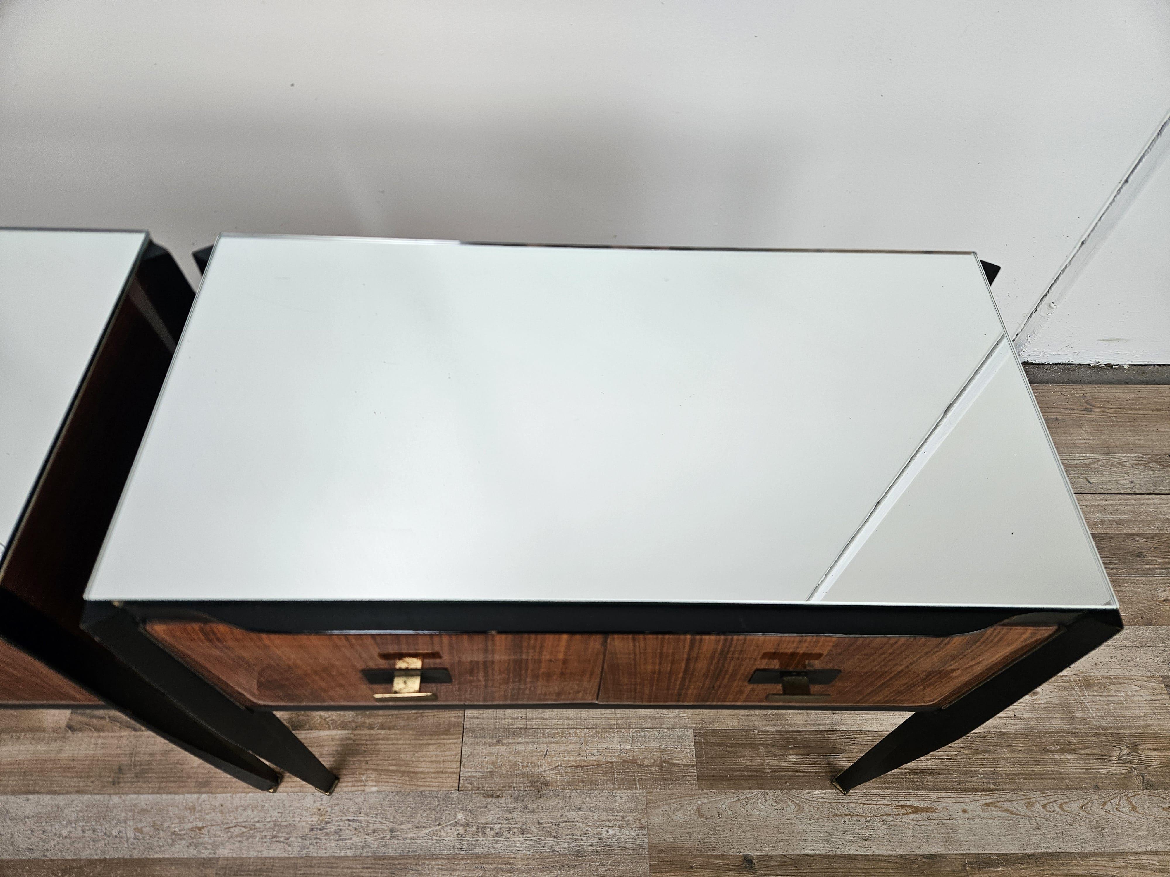 Milieu du XXe siècle Comodini Mid Century anni '60 con piano specchiato en vente