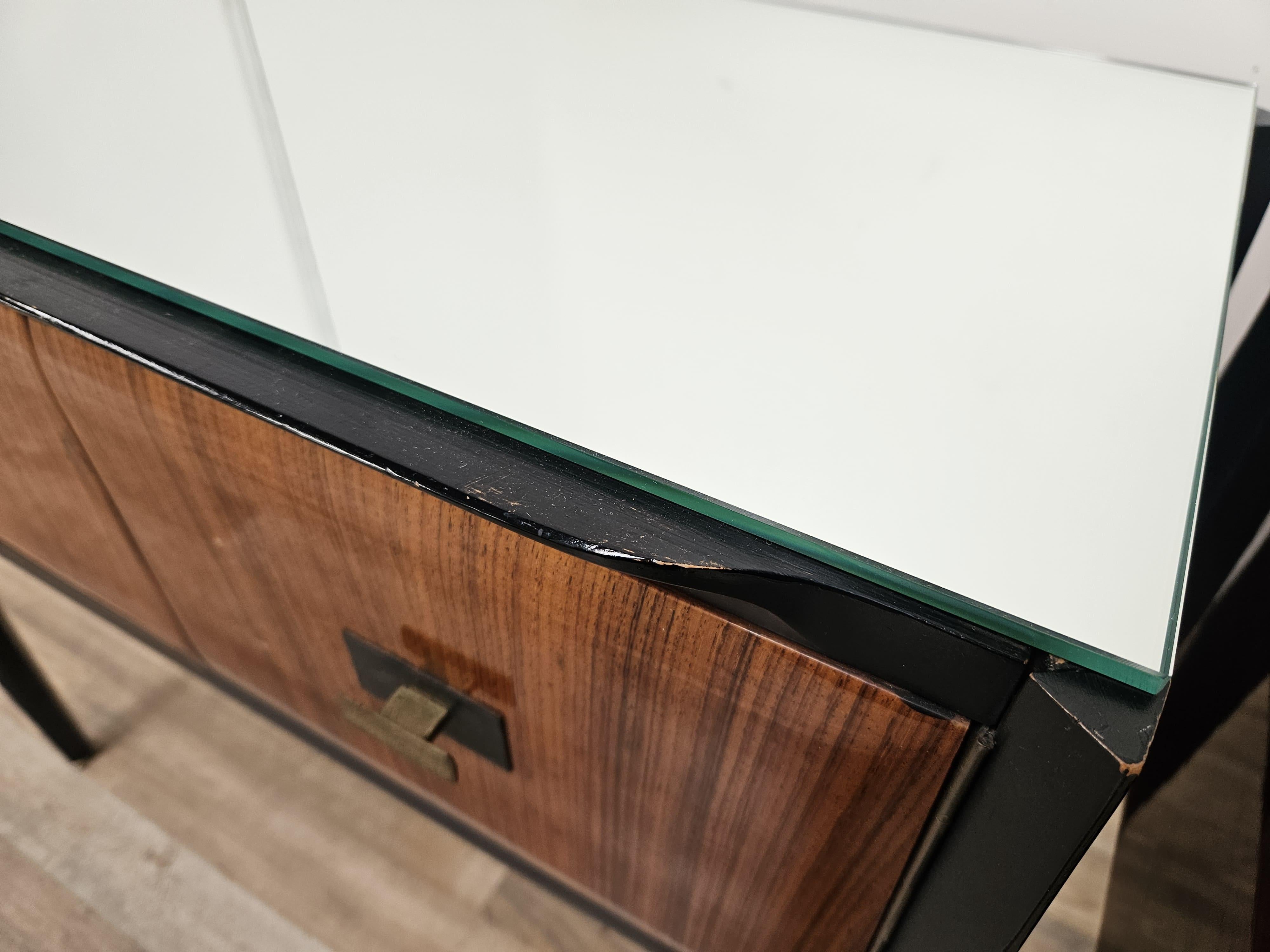 Laiton Comodini Mid Century anni '60 con piano specchiato en vente