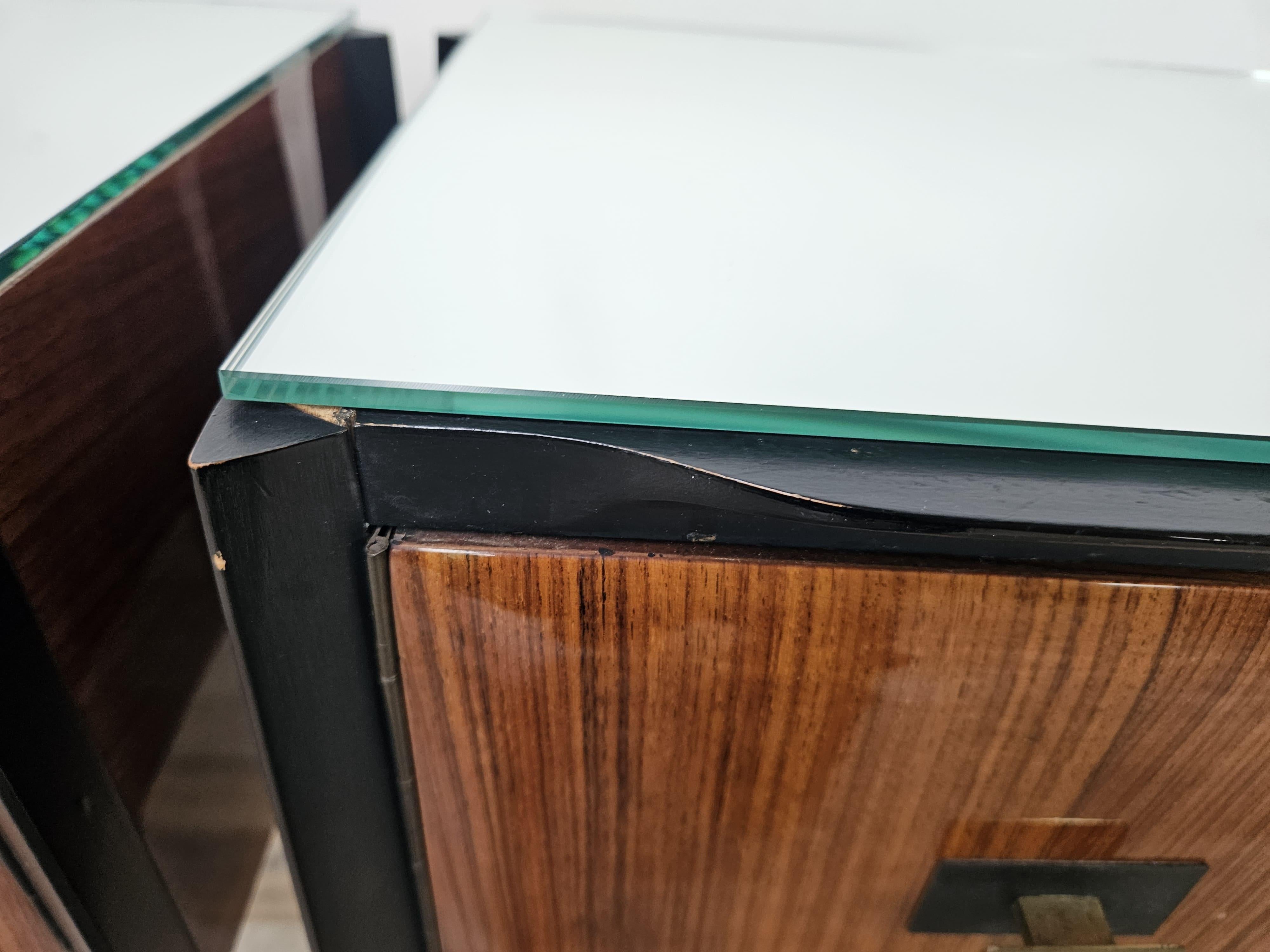 Comodini Mid Century anni '60 con piano specchiato en vente 1