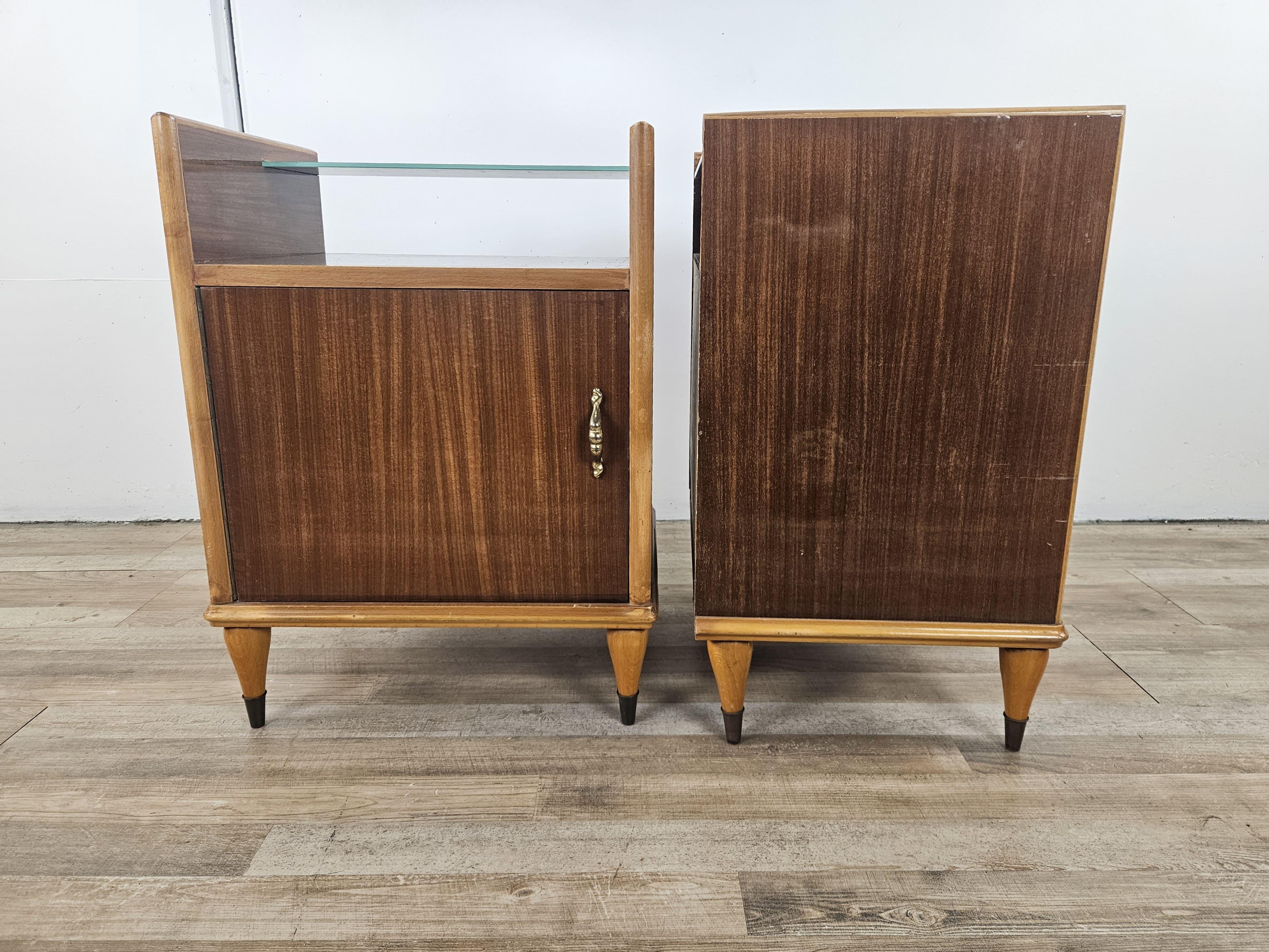 Paire de tables de chevet vintage du début des années 1950 avec dessus en miroir et pieds en laiton.

Les dimensions compactes et le design moderne sont deux des caractéristiques qui leur permettent de s'adapter à n'importe quelle pièce.

Nouveaux