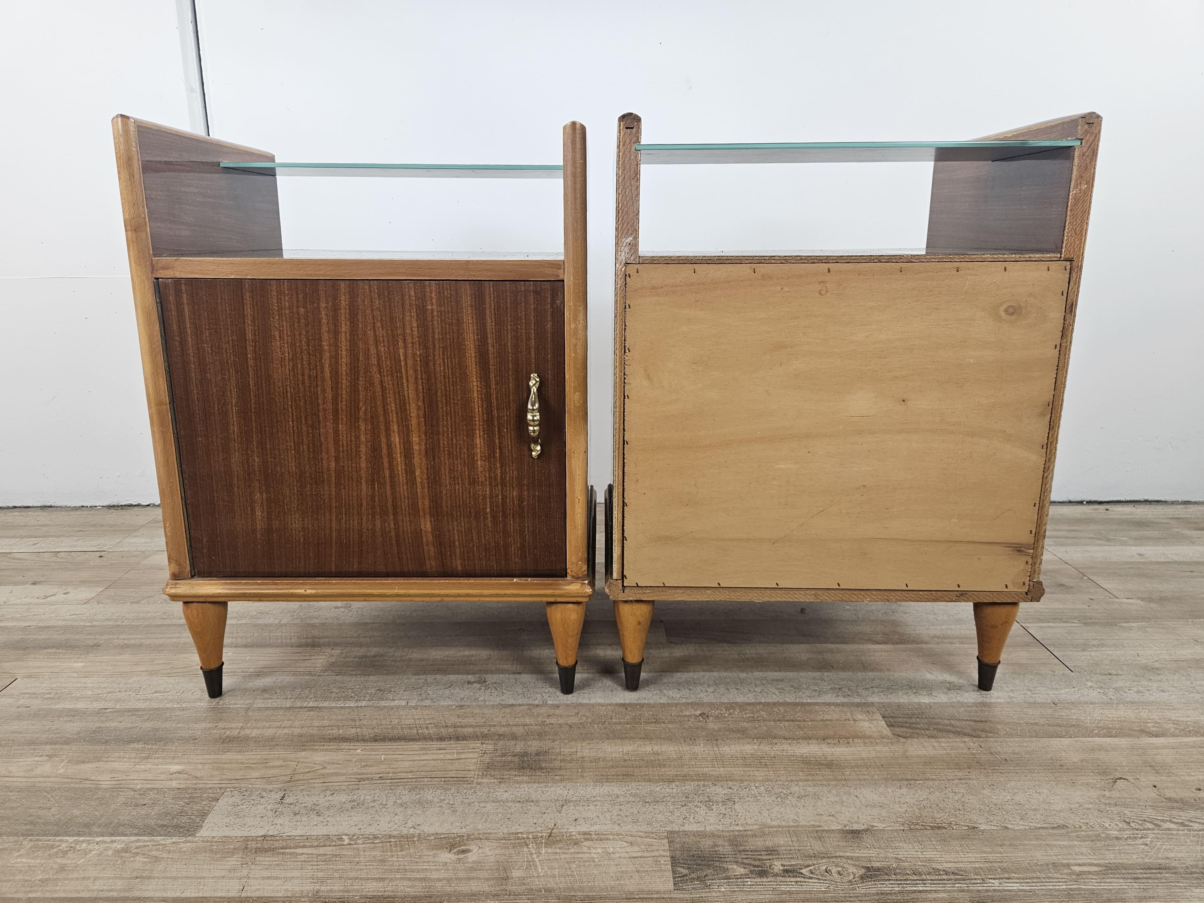 Mid-Century Modern Tables de chevet Mid Century en bois et érable avec miroirs en vente