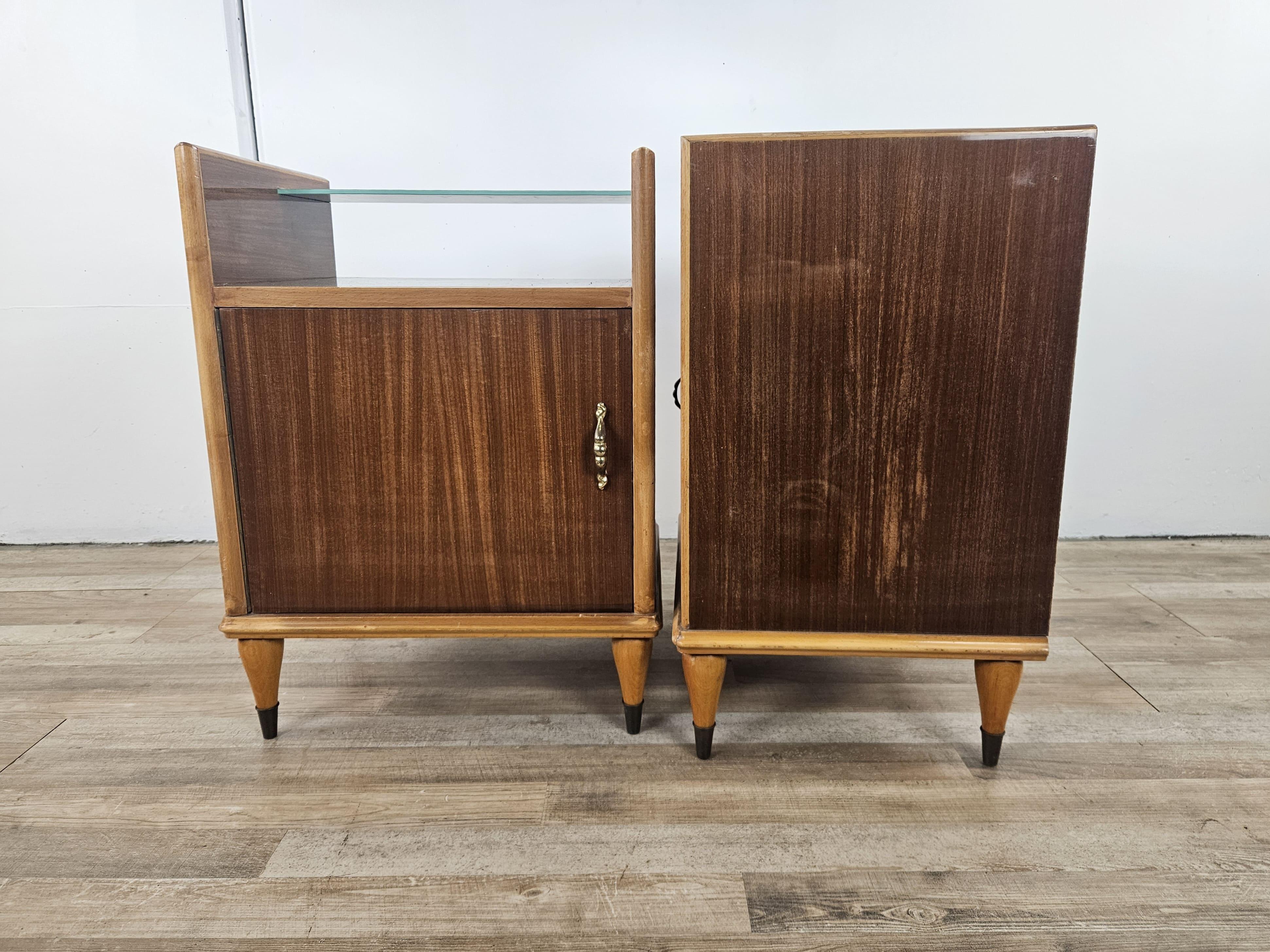 Italian Tables de chevet Mid Century en bois et érable avec miroirs en vente