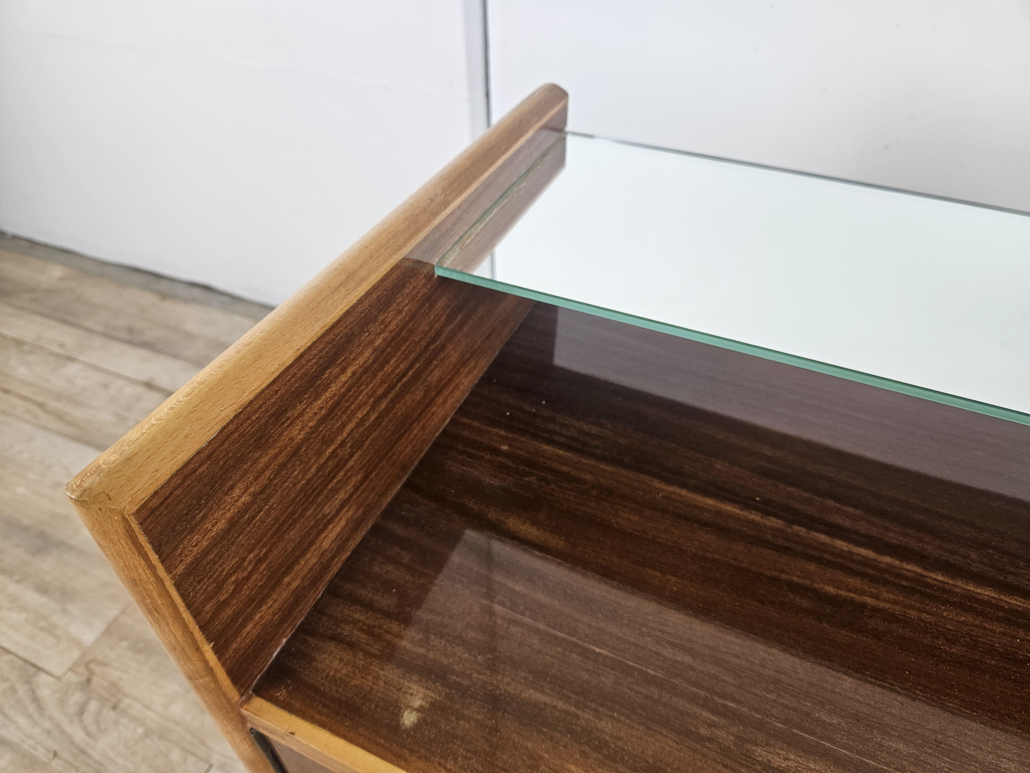 Mid-20th Century Tables de chevet Mid Century en bois et érable avec miroirs en vente