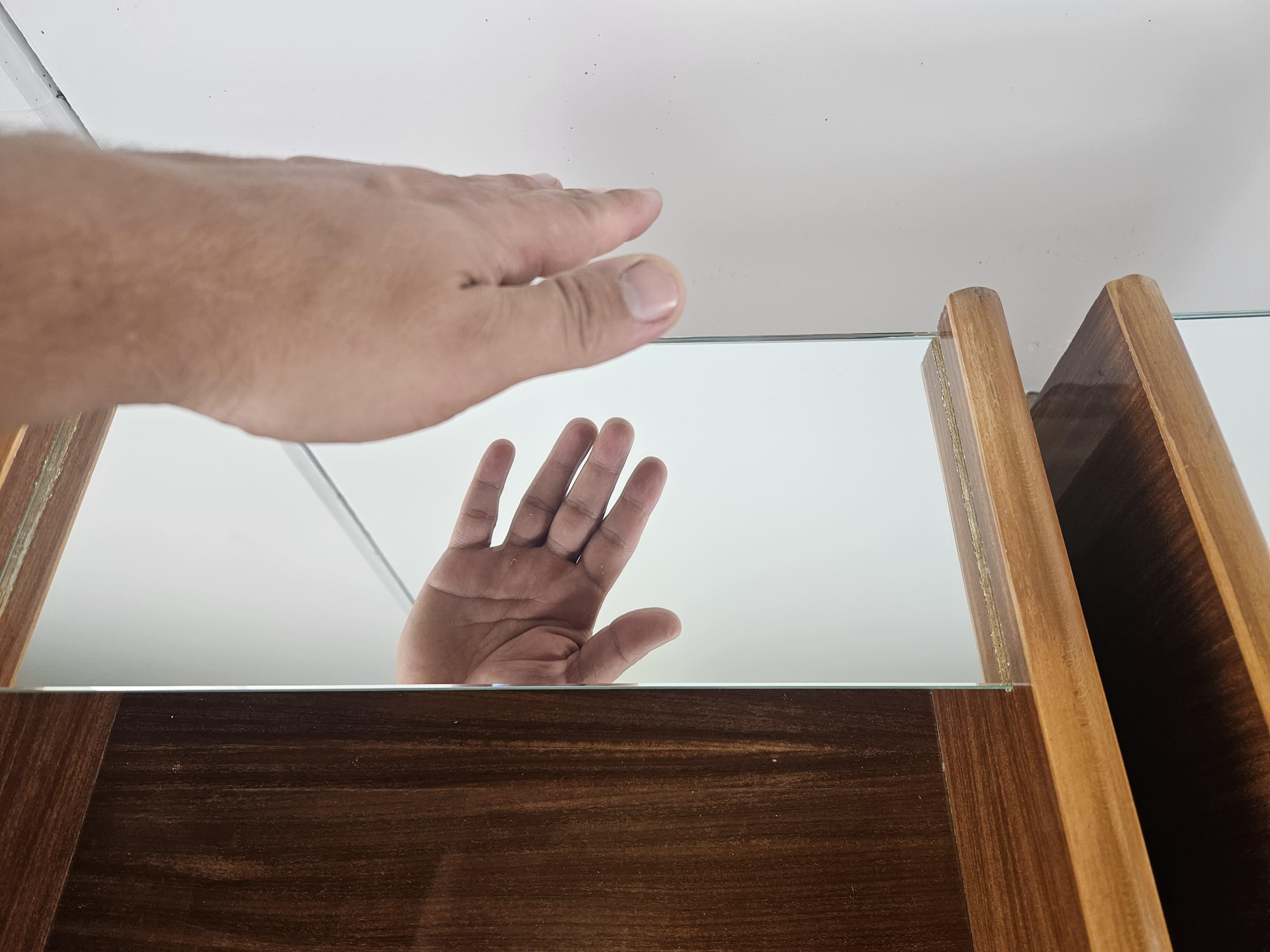 Laiton Tables de chevet Mid Century en bois et érable avec miroirs en vente
